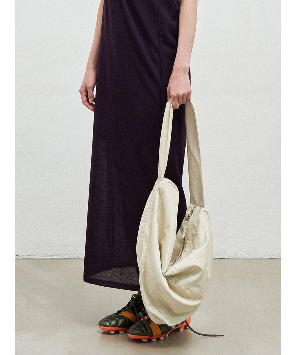 앙개(ANGGAE) Solid Triangle Bag  Ivory