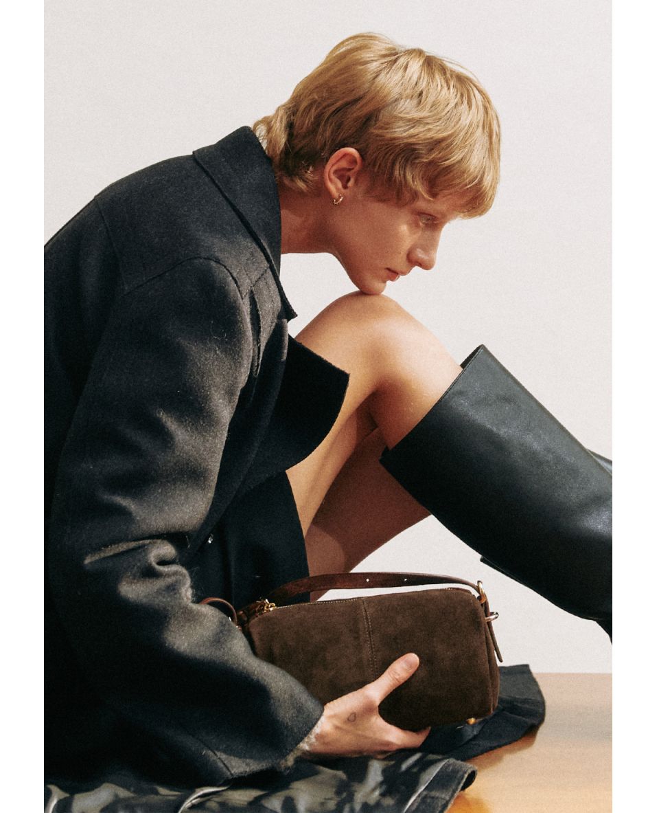 14〜16日まで発送不可×Cow Leather Laura Stitch MUSINSA公式 | KOMOREBI MUSEUM B04-4 Cow Leather Laura Stitch