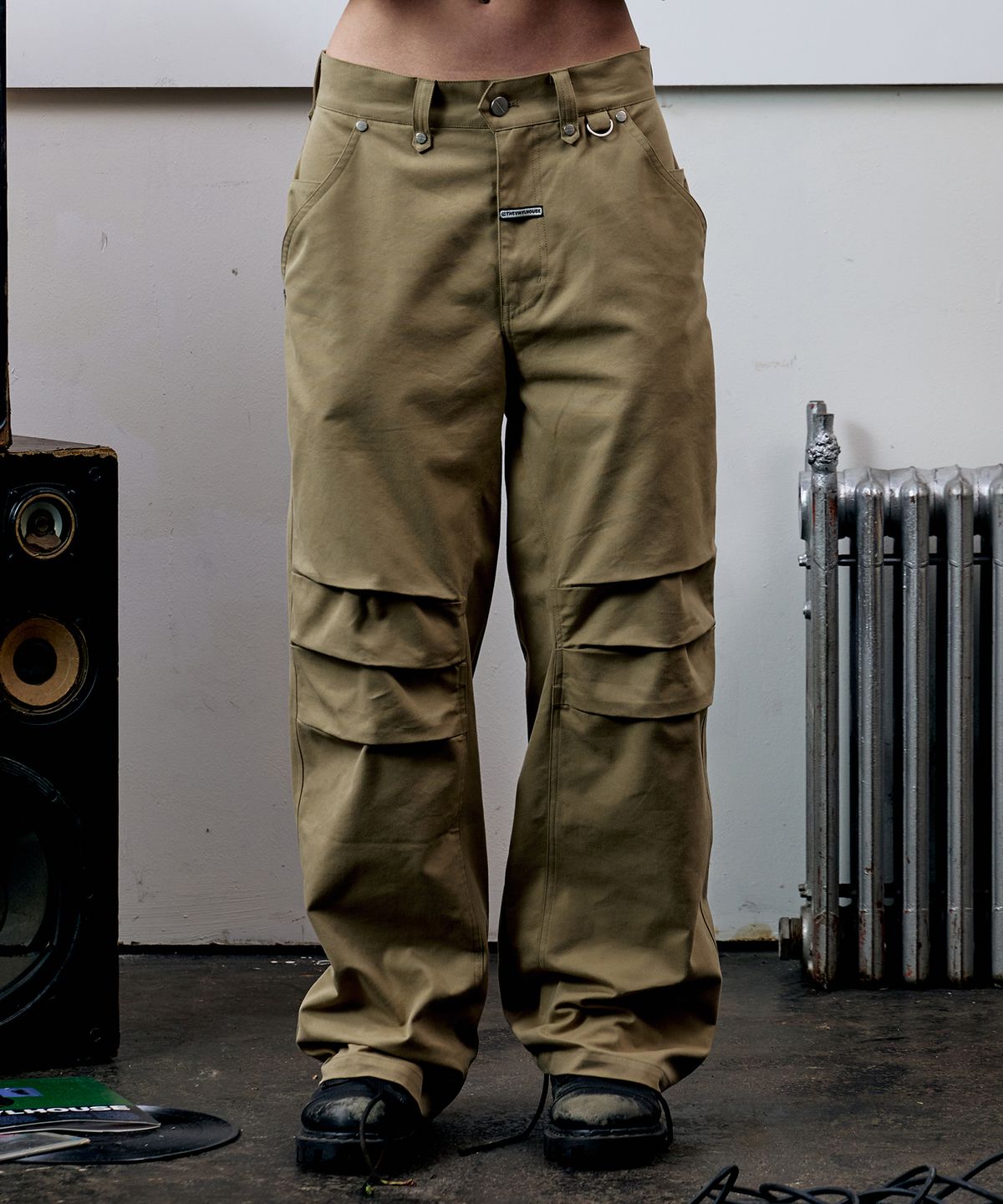 더바이닐하우스(THEVINYLHOUSE) CURVED KNEE DART PANTS BEIGE