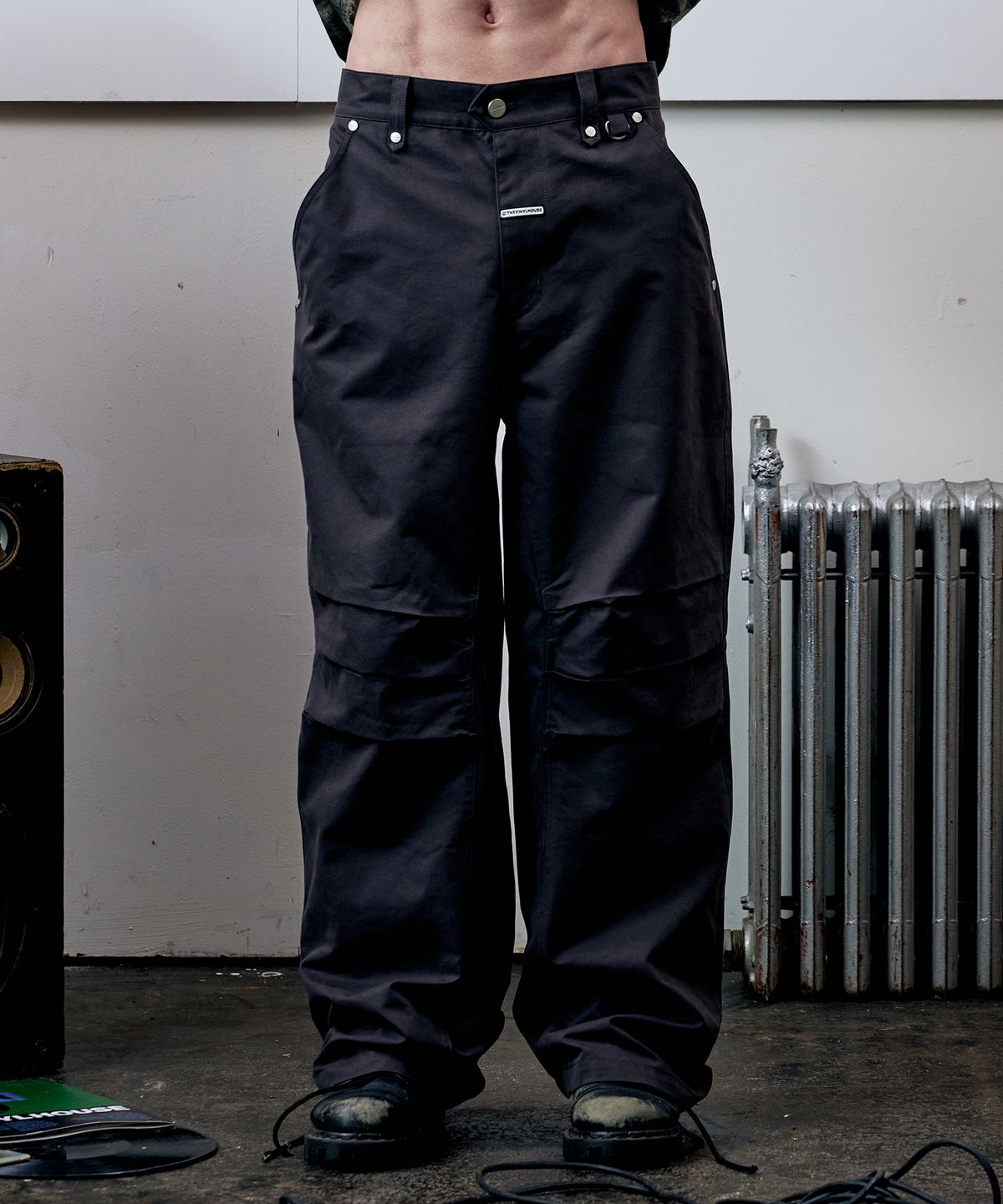 더바이닐하우스(THEVINYLHOUSE) CURVED KNEE DART PANTS CHARCOAL