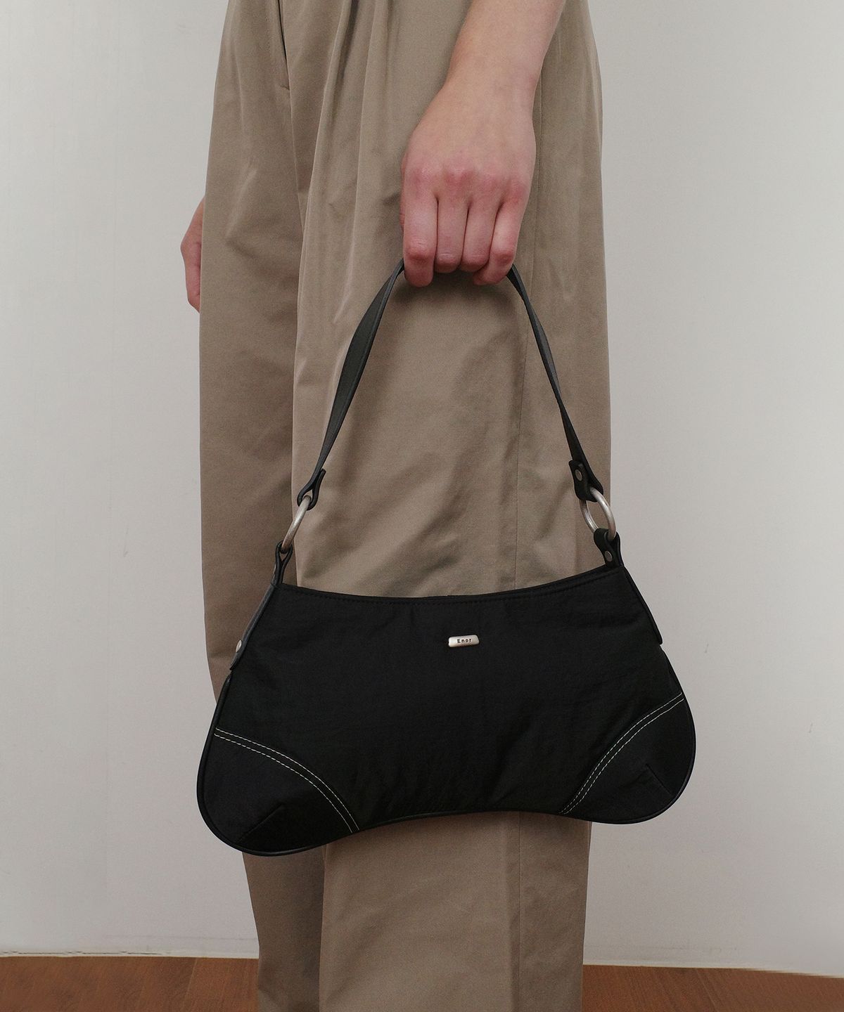 엔오르 스튜디오(ENOR STUDIO) RIVET STITCH HOBO BAG - BLACK
