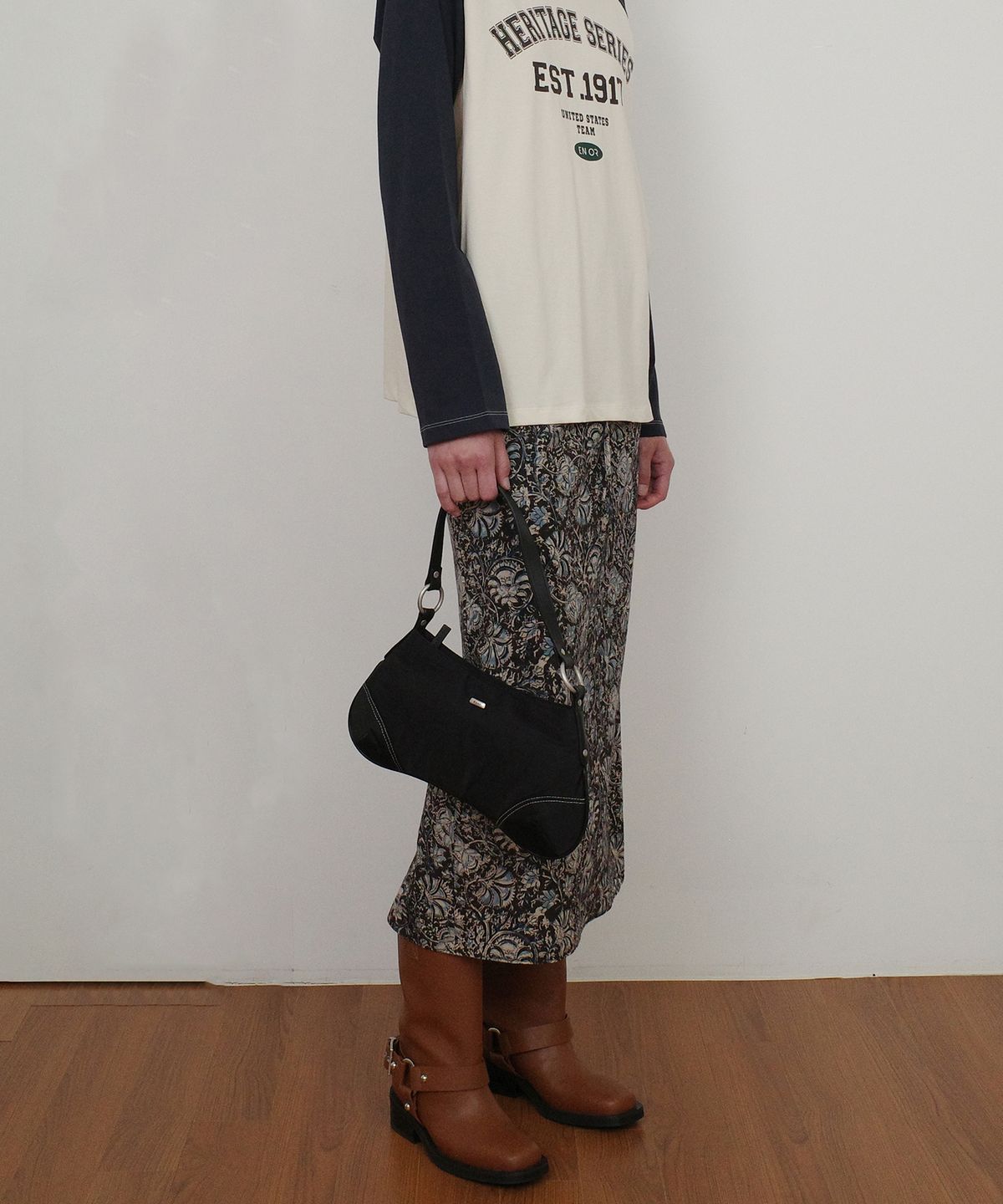 엔오르 스튜디오(ENOR STUDIO) RIVET STITCH HOBO BAG - BLACK