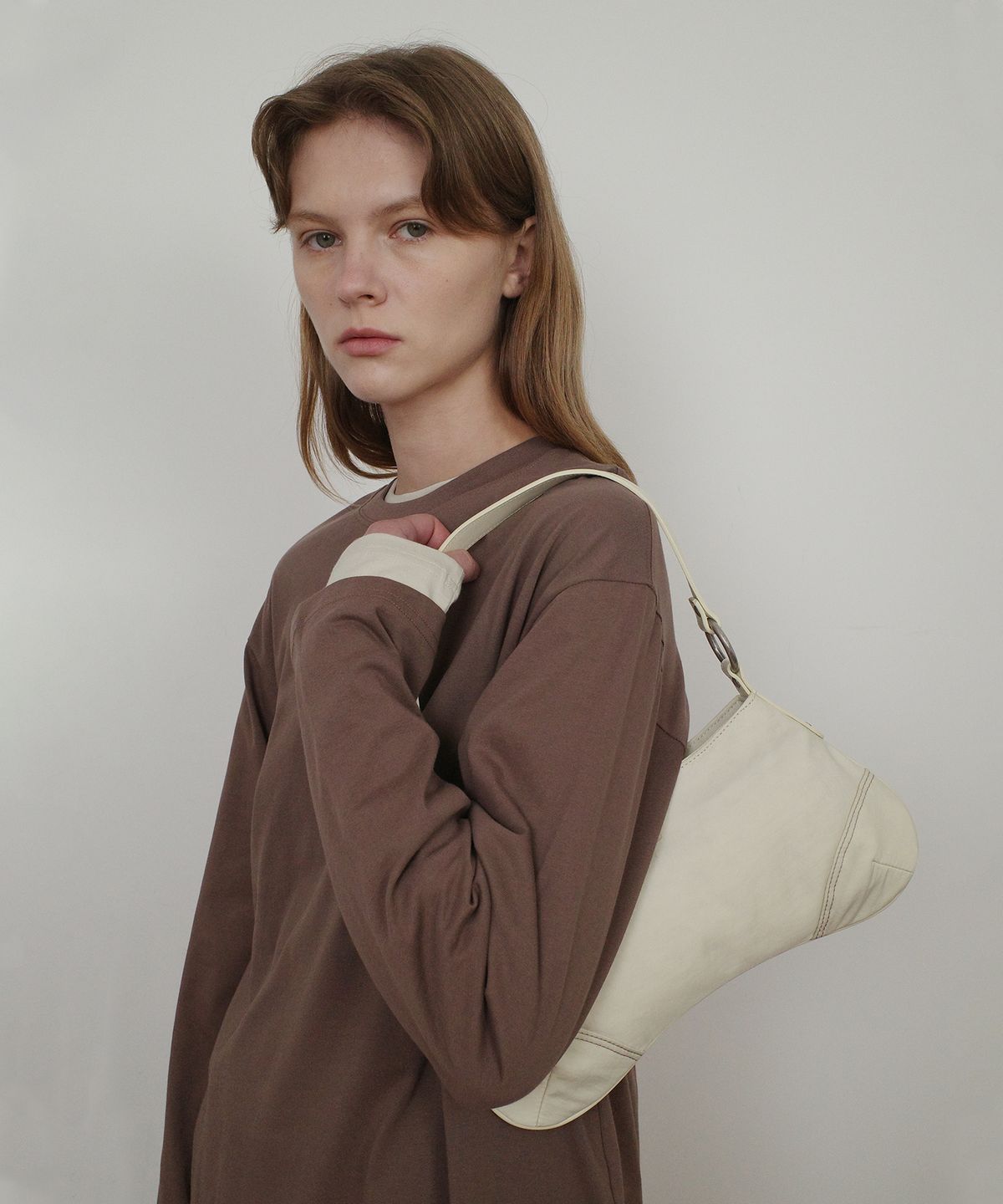 엔오르 스튜디오(ENOR STUDIO) RIVET STITCH HOBO BAG - IVORY