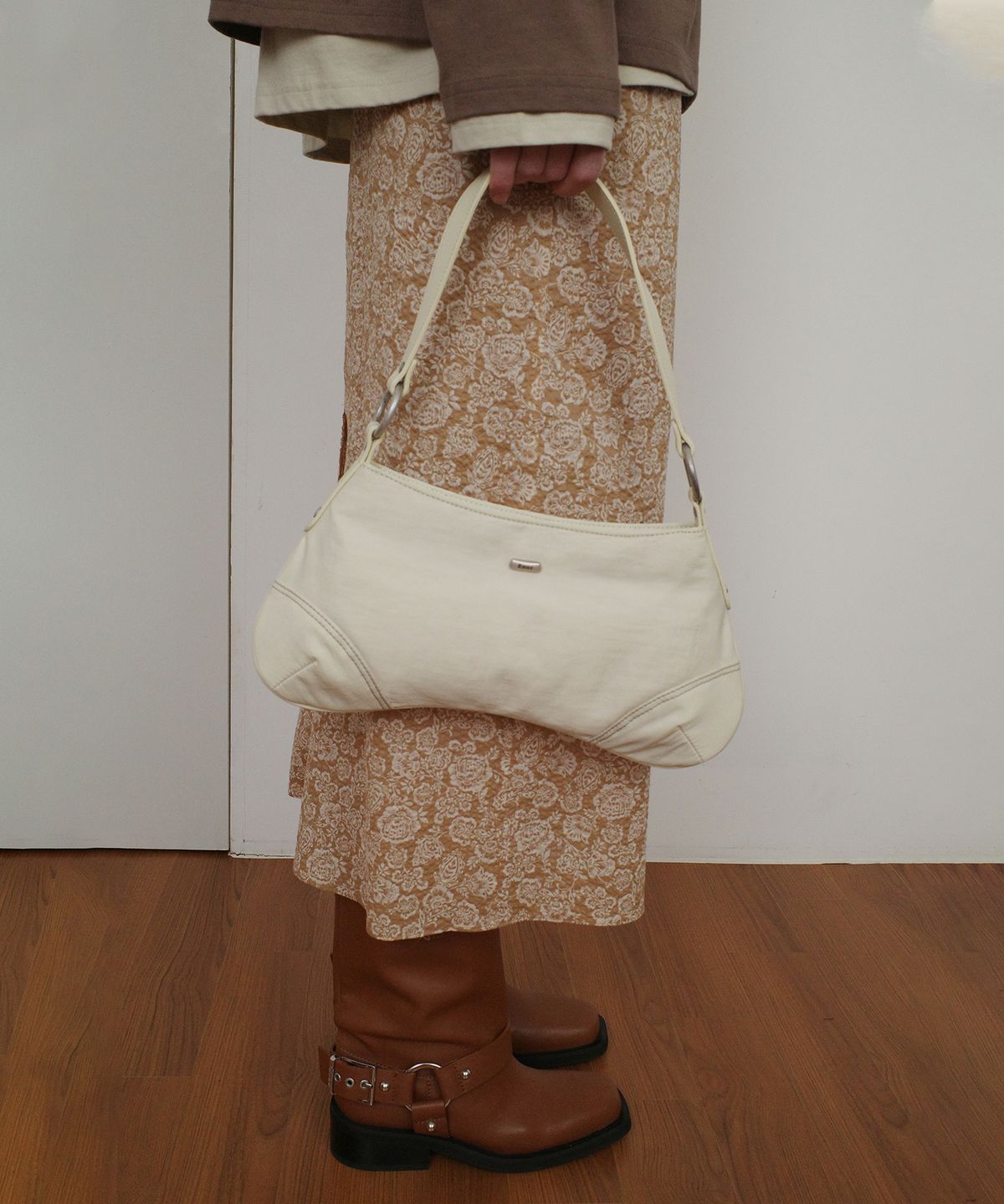 엔오르 스튜디오(ENOR STUDIO) RIVET STITCH HOBO BAG - IVORY