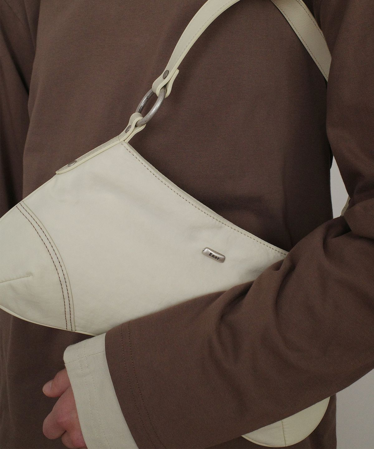 엔오르 스튜디오(ENOR STUDIO) RIVET STITCH HOBO BAG - IVORY