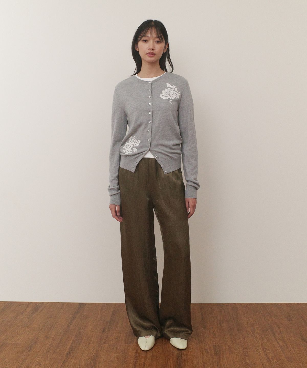 엔오르(EN OR) GLOSSY SATIN BANDING PANTS - KHAKI