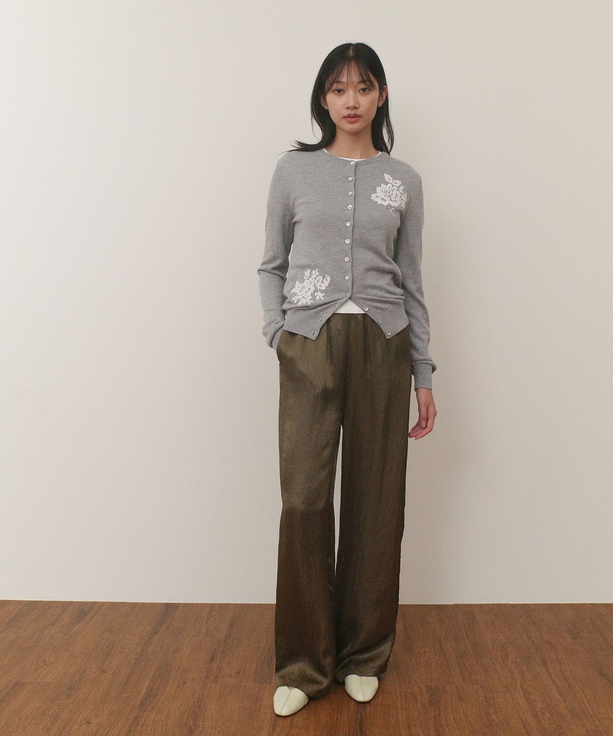 엔오르(EN OR) GLOSSY SATIN BANDING PANTS - KHAKI