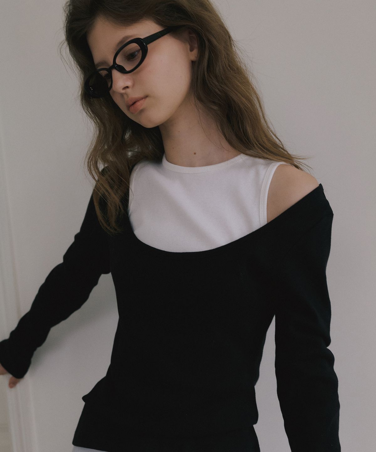 오버듀플레어(OVERDUEFLAIR) HALTER NECK LACE SLEEVELESS_WHITE