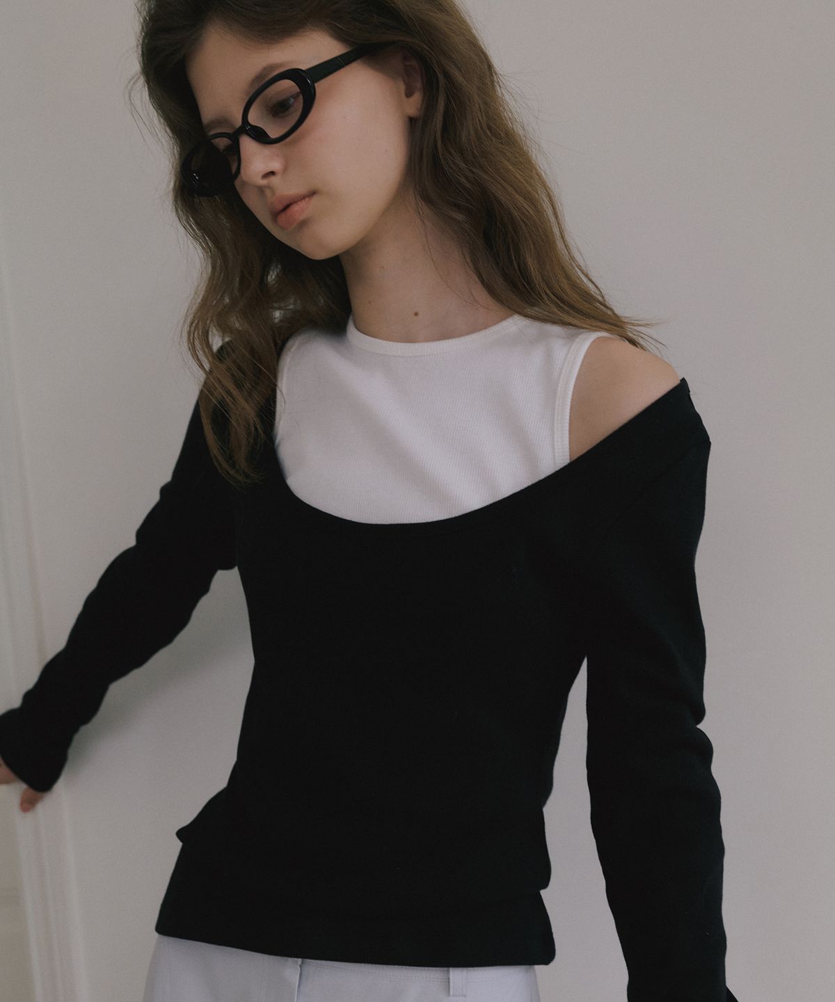 오버듀플레어(OVERDUEFLAIR) SCOOP NECK T-SHIRT_BLACK