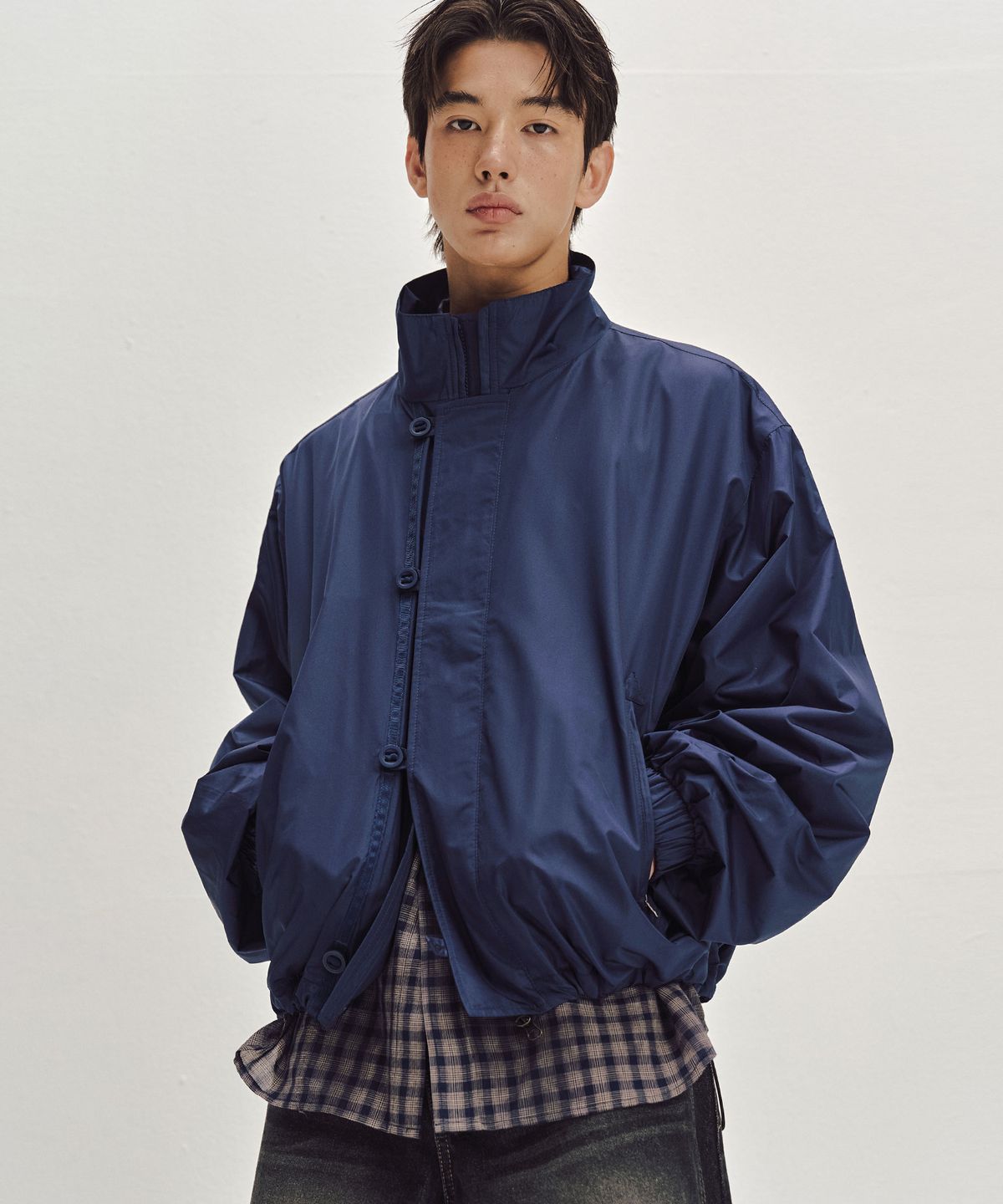 세컨모놀로그(SECONDMONO) 버튼 플라켓 나일론 하프 코트 자켓 [NAVY]_SEJK027NAVY