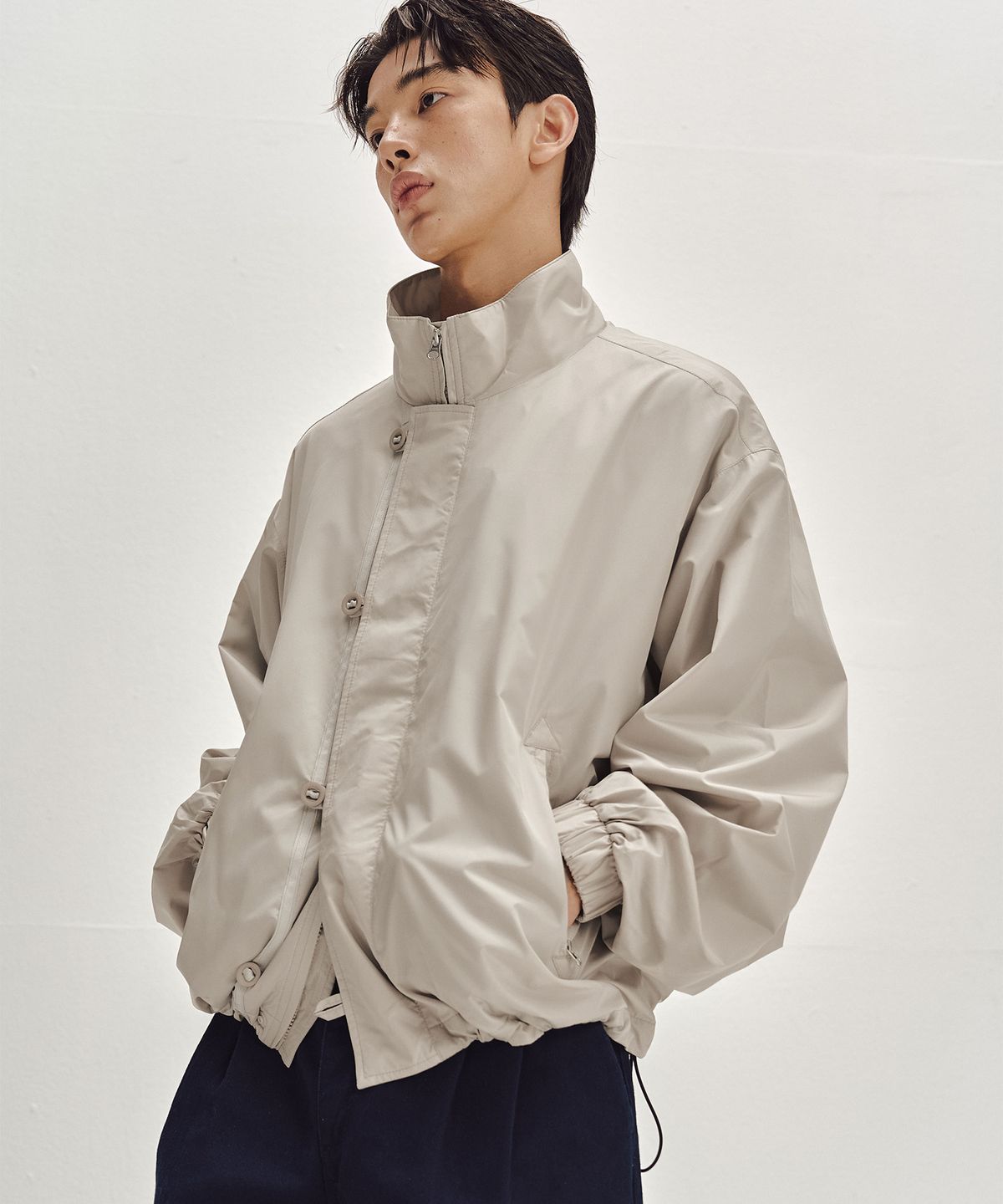 세컨모놀로그(SECONDMONO) 버튼 플라켓 나일론 하프 코트 자켓 [BEIGE]_SEJK027BEIGE