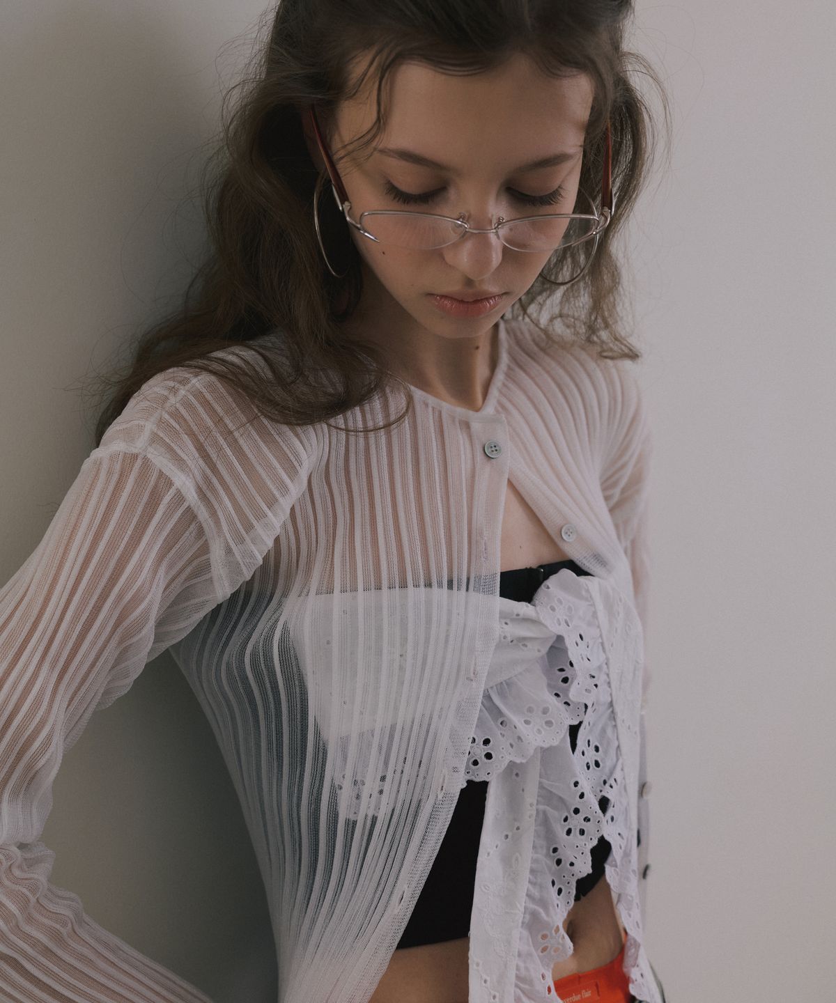 오버듀플레어(OVERDUEFLAIR) SHEER GLOSSY RIBBED CARDIGAN_WHITE