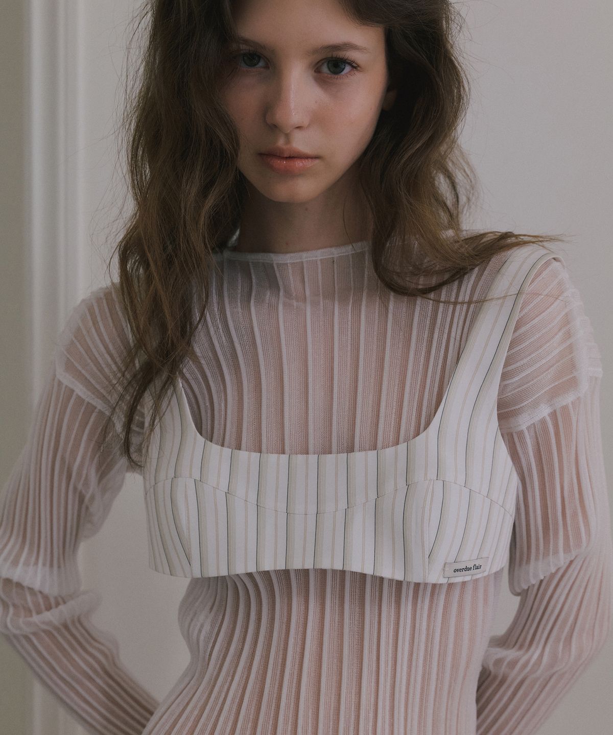오버듀플레어(OVERDUEFLAIR) SHEER GLOSSY RIBBED CARDIGAN_WHITE