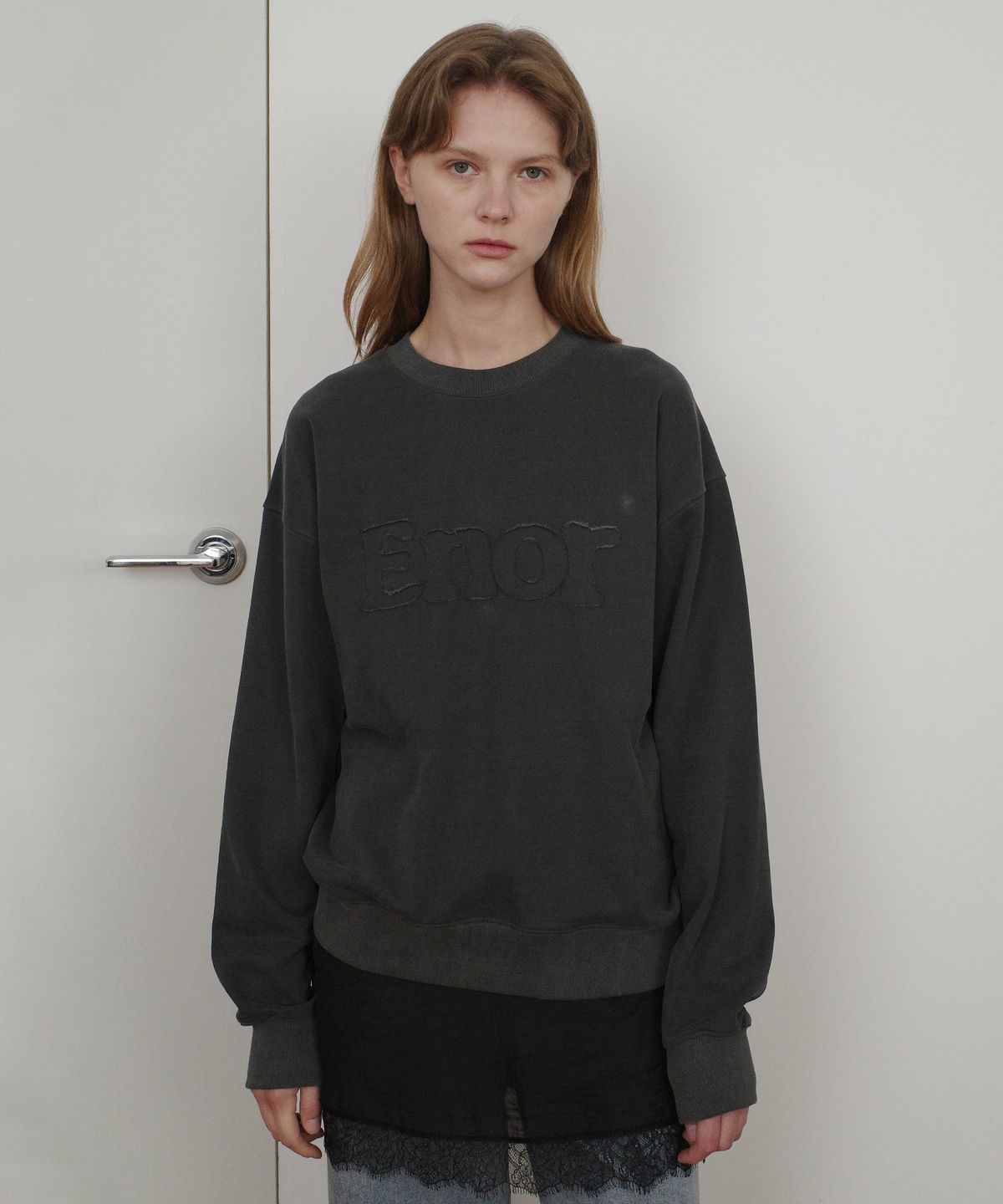 엔오르(EN OR) ENOR PATCH LOGO PIGMENT SWEATSHIRT - DARK GREY