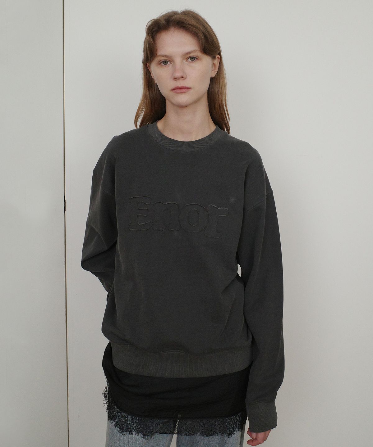 엔오르(EN OR) ENOR PATCH LOGO PIGMENT SWEATSHIRT - DARK GREY