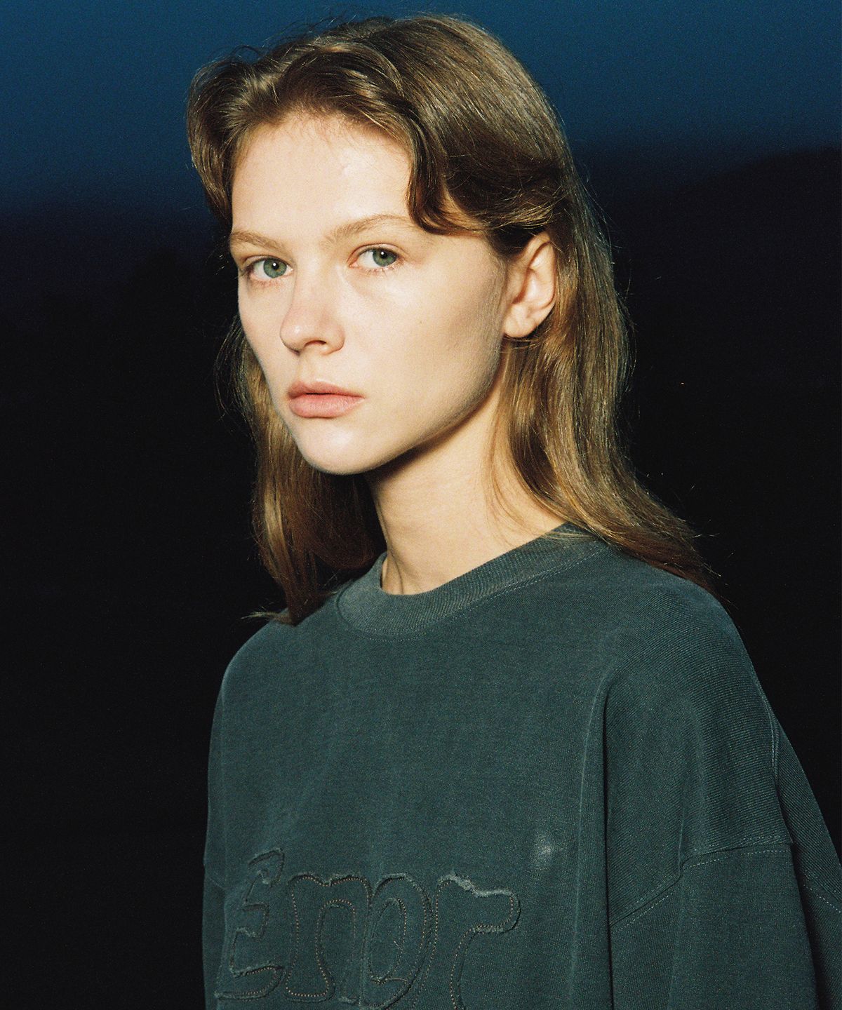 엔오르(EN OR) ENOR PATCH LOGO PIGMENT SWEATSHIRT - DARK GREY
