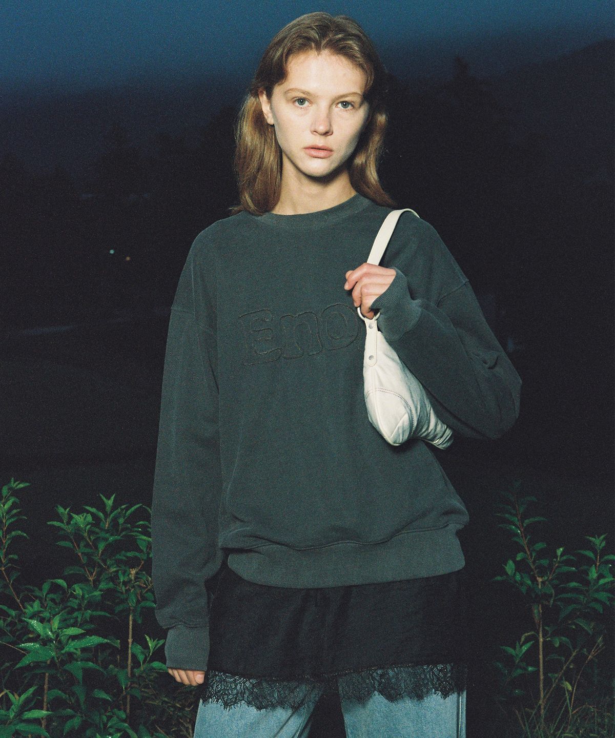 엔오르(EN OR) ENOR PATCH LOGO PIGMENT SWEATSHIRT - DARK GREY