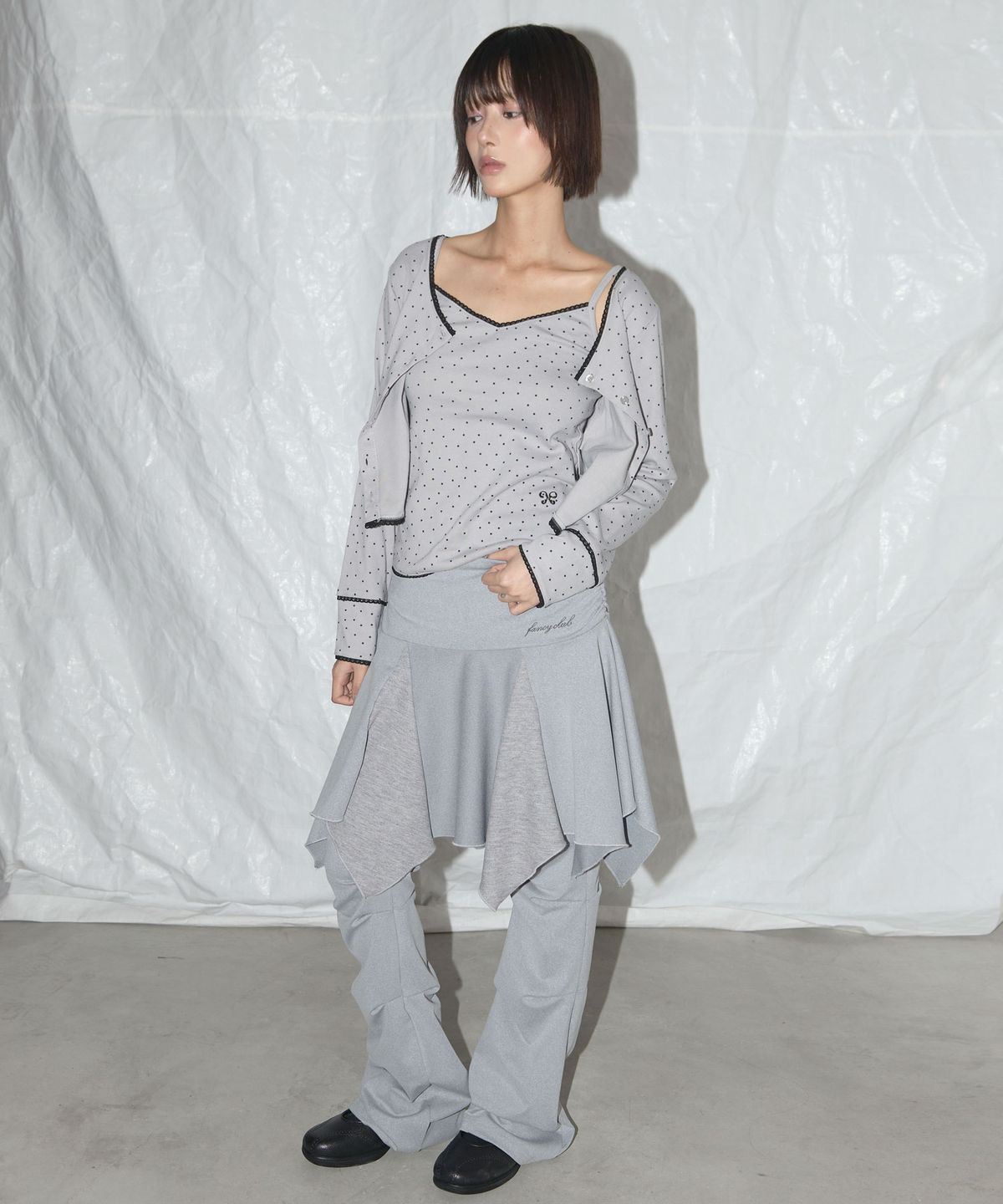 팬시클럽(FANCY CLUB) 언발란스 스커트 레이어드 핀턱 팬츠 (GRAY)_F25QD894