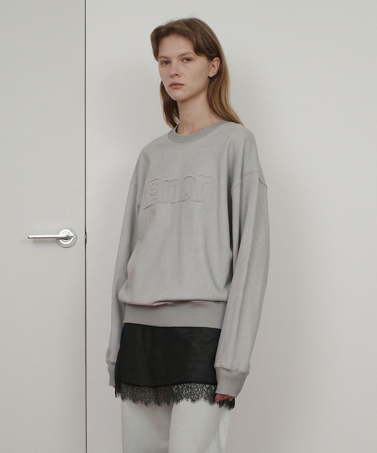 엔오르(EN OR) ENOR PATCH LOGO PIGMENT SWEATSHIRT - GREY