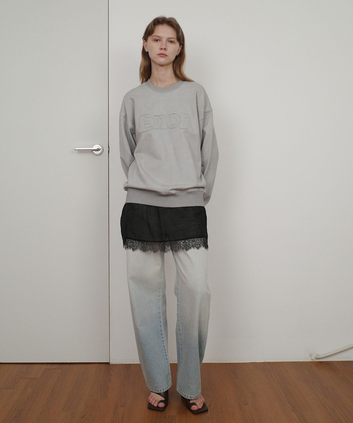 엔오르(EN OR) ENOR PATCH LOGO PIGMENT SWEATSHIRT - GREY