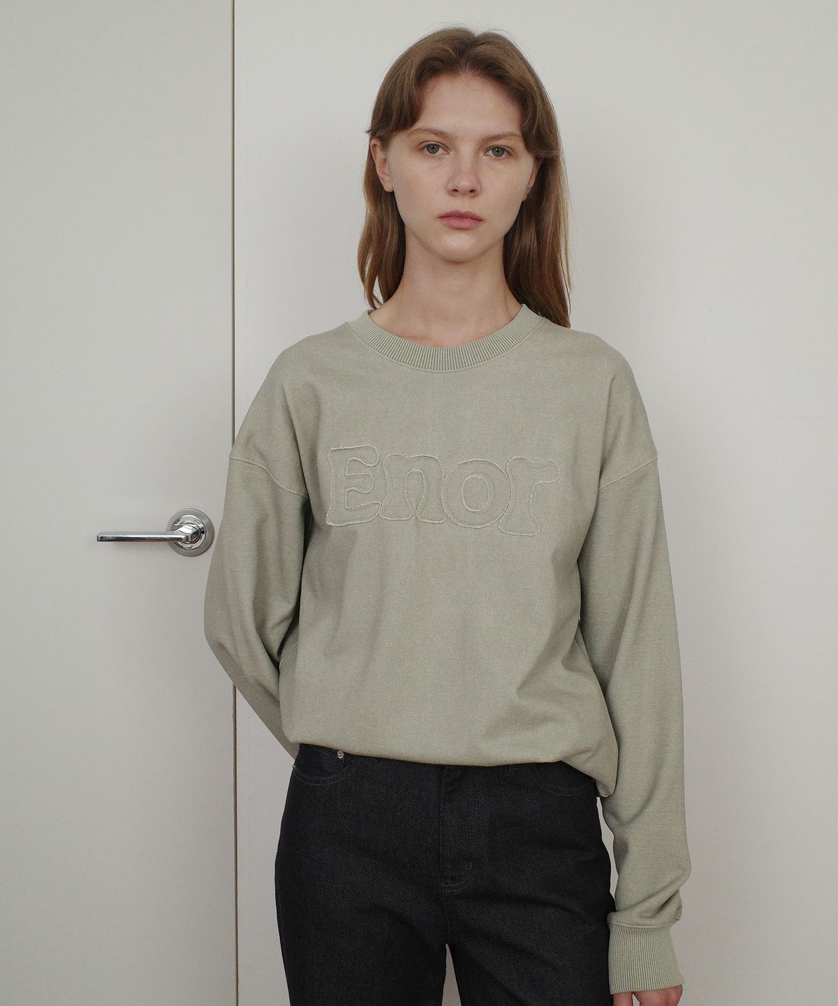 엔오르(EN OR) ENOR PATCH LOGO PIGMENT SWEATSHIRT - GREEN