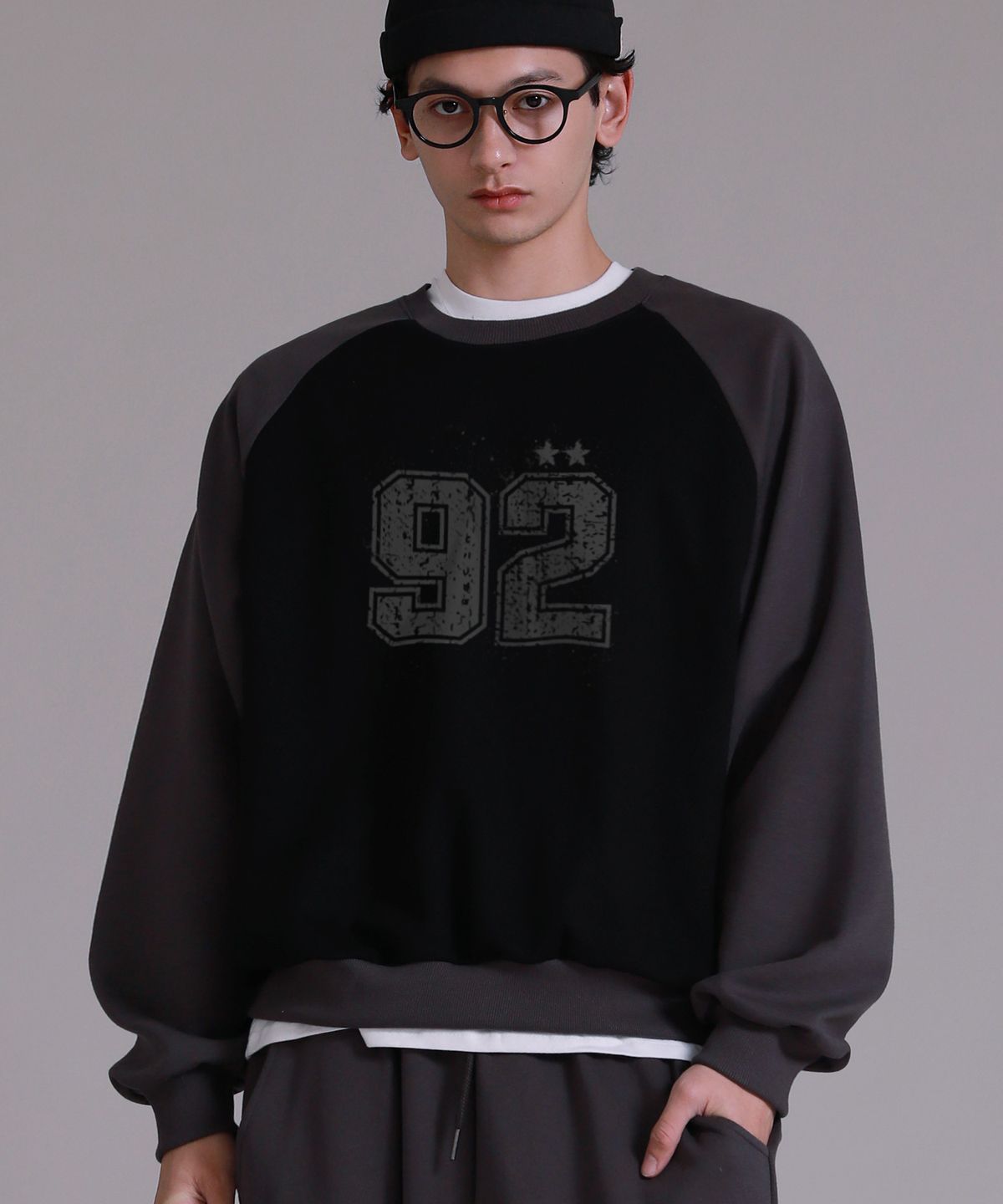 라이크더모스트(LIKE THE MOST) 래글런 92 스타 스웨트셔츠_차콜블랙