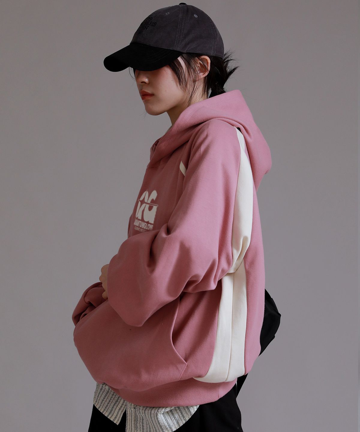 라이크더모스트(LIKE THE MOST) 사이드 배색 오버핏 후디_인디핑크