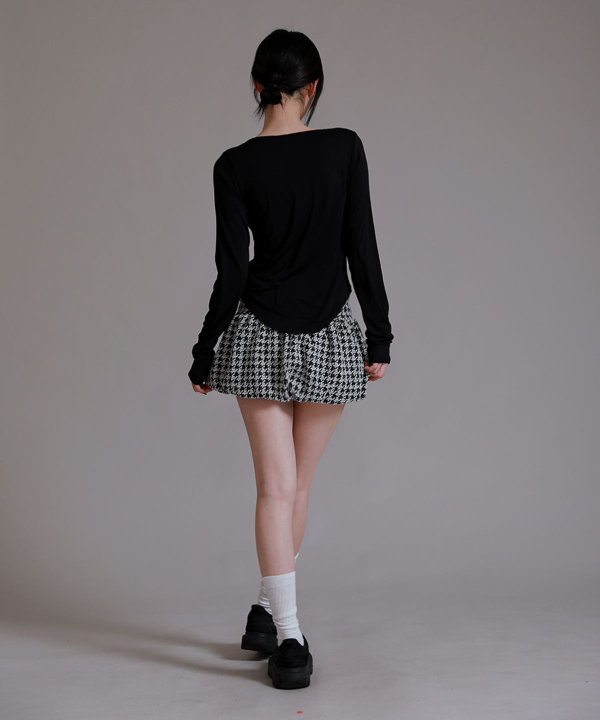 라이크더모스트(LIKE THE MOST) 슬림 사이드 오프 레이어드 티셔츠_블랙