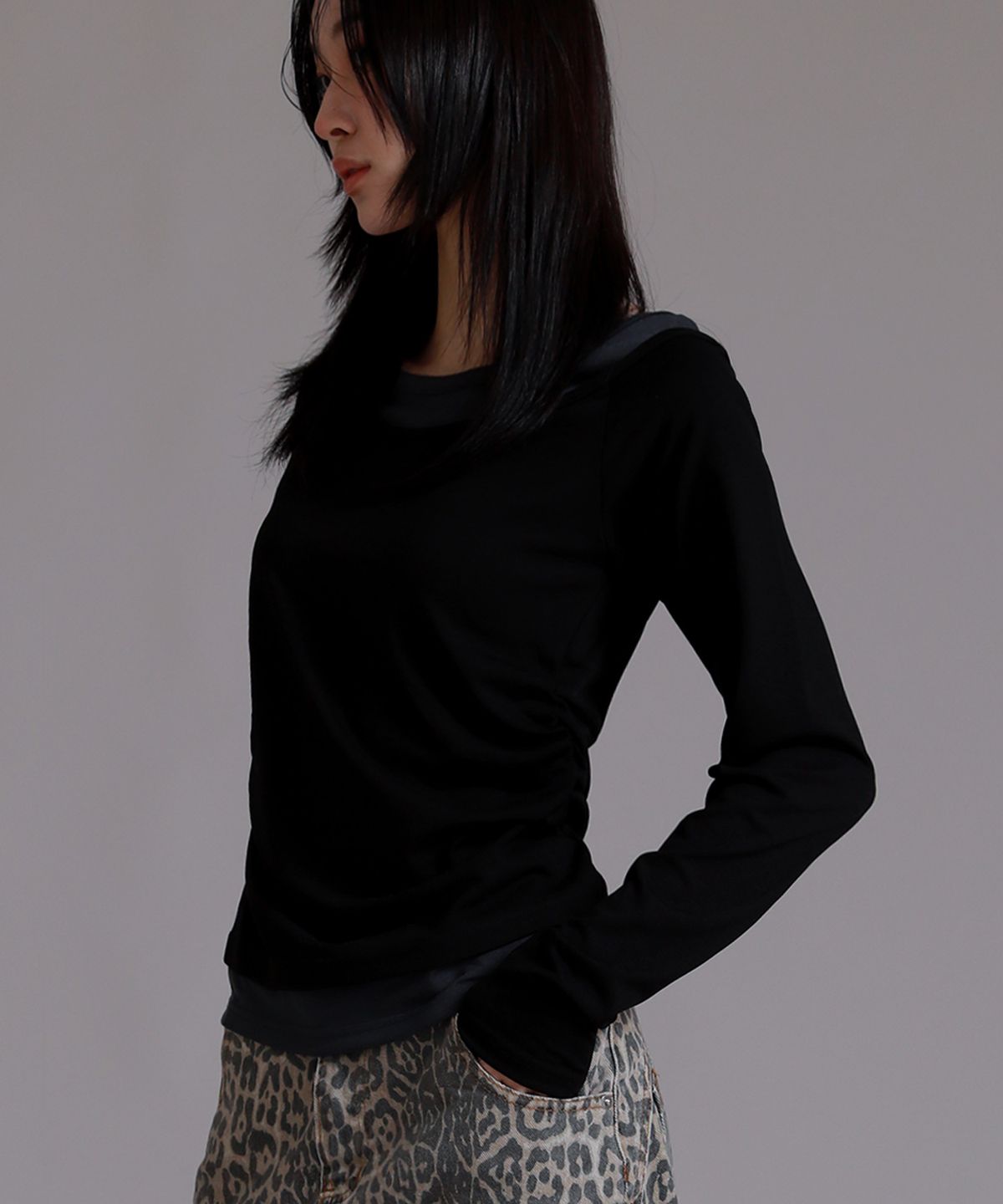 라이크더모스트(LIKE THE MOST) 셔링 포인트 오프 레이어드 티셔츠_블랙
