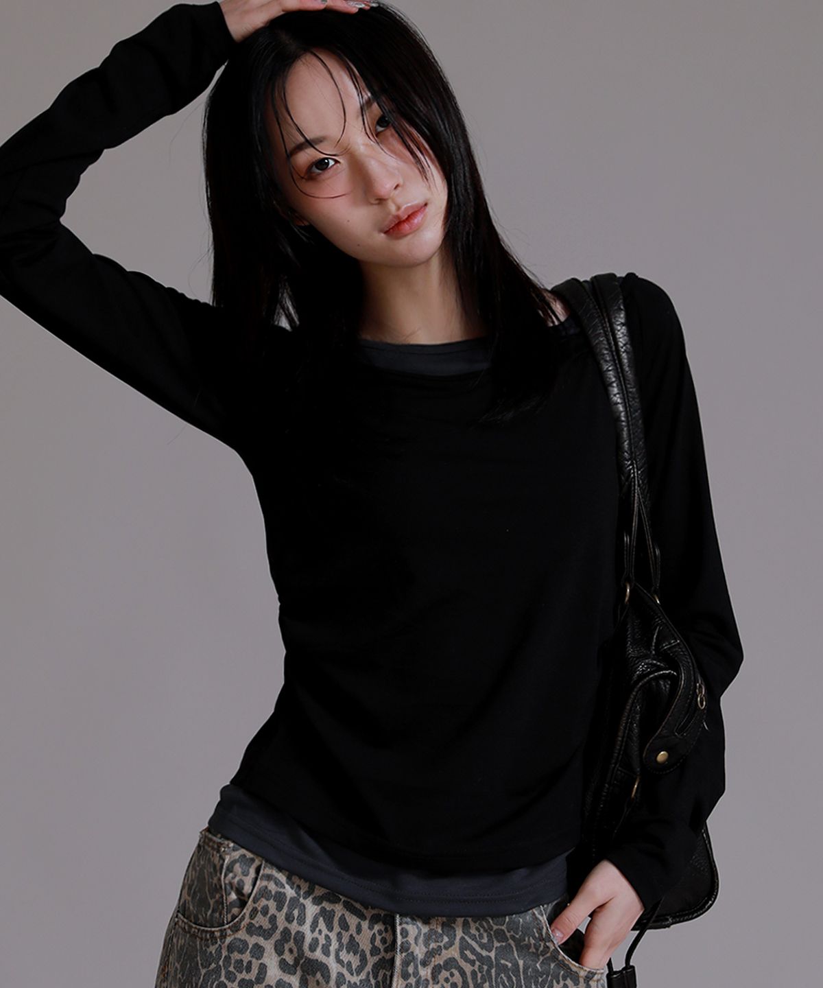 라이크더모스트(LIKE THE MOST) 셔링 포인트 오프 레이어드 티셔츠_블랙