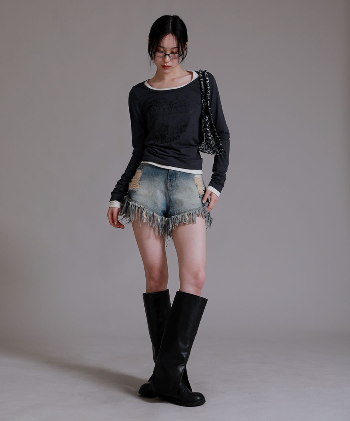 라이크더모스트(LIKE THE MOST) 23.7 레터링 유넥 티셔츠_차콜