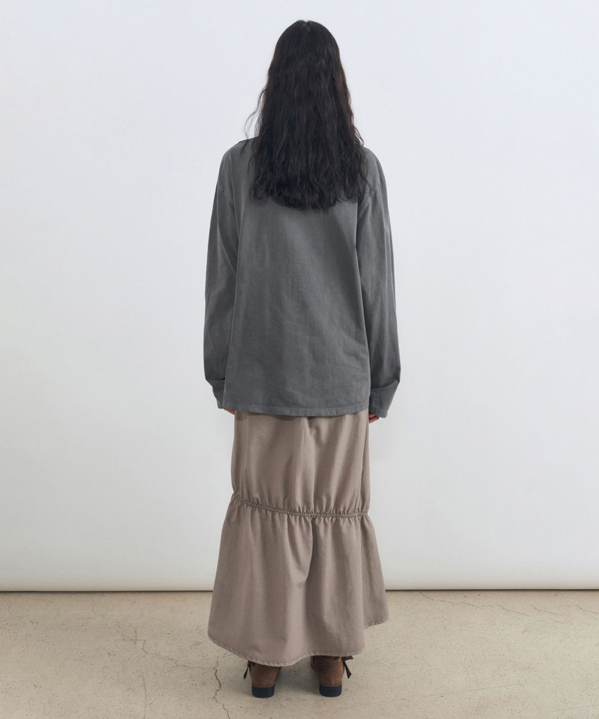 인사일런스 우먼(INSILENCE WOMEN) 스터드 롱슬리브 CHARCOAL
