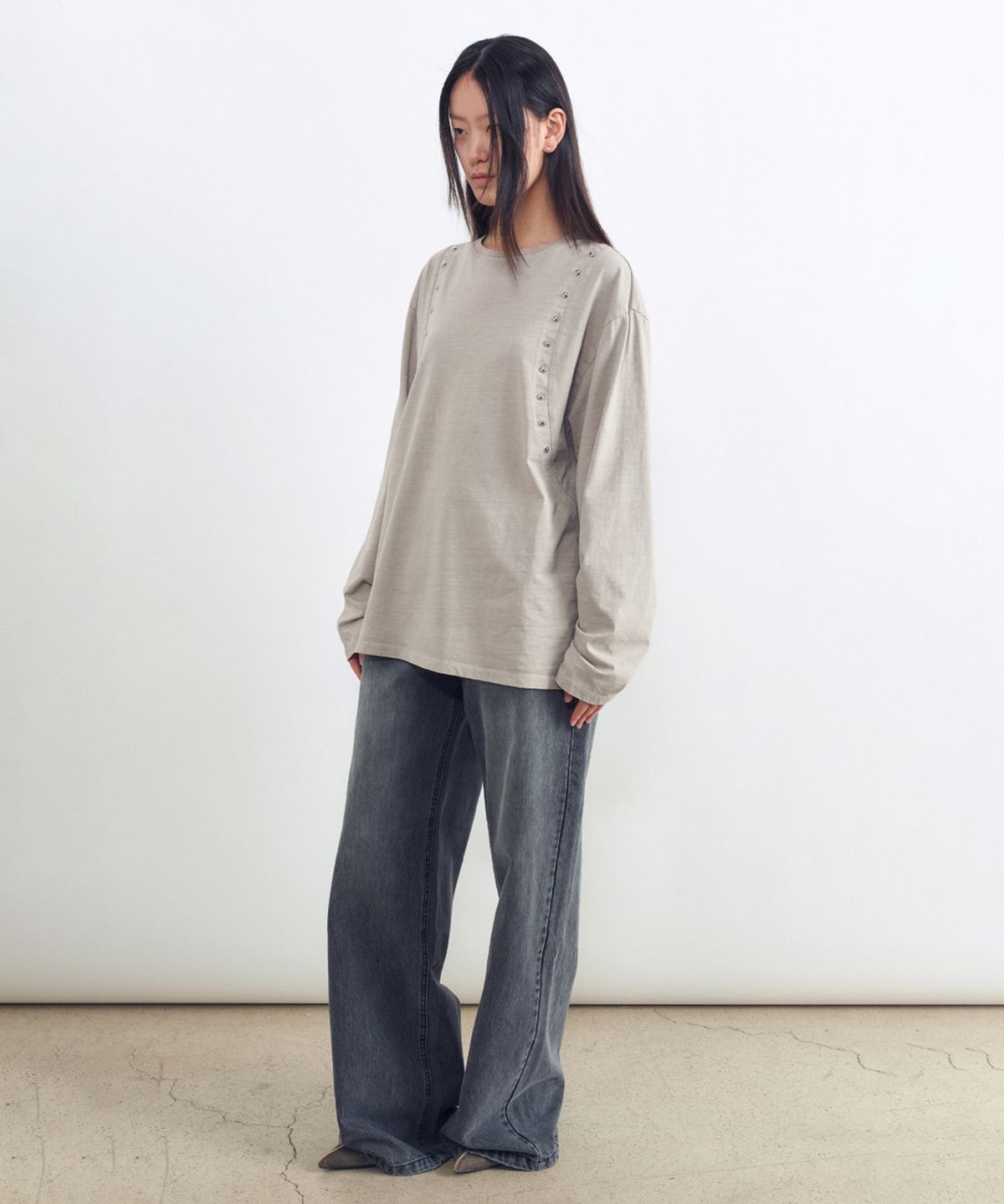 인사일런스 우먼(INSILENCE WOMEN) 스터드 롱슬리브 BEIGE