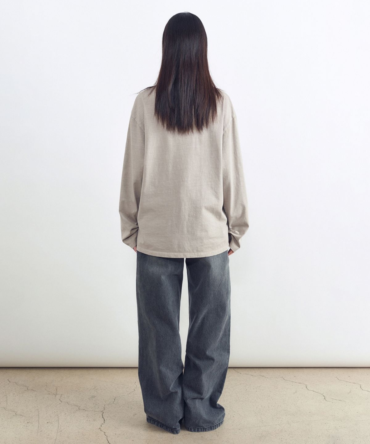 인사일런스 우먼(INSILENCE WOMEN) 스터드 롱슬리브 BEIGE