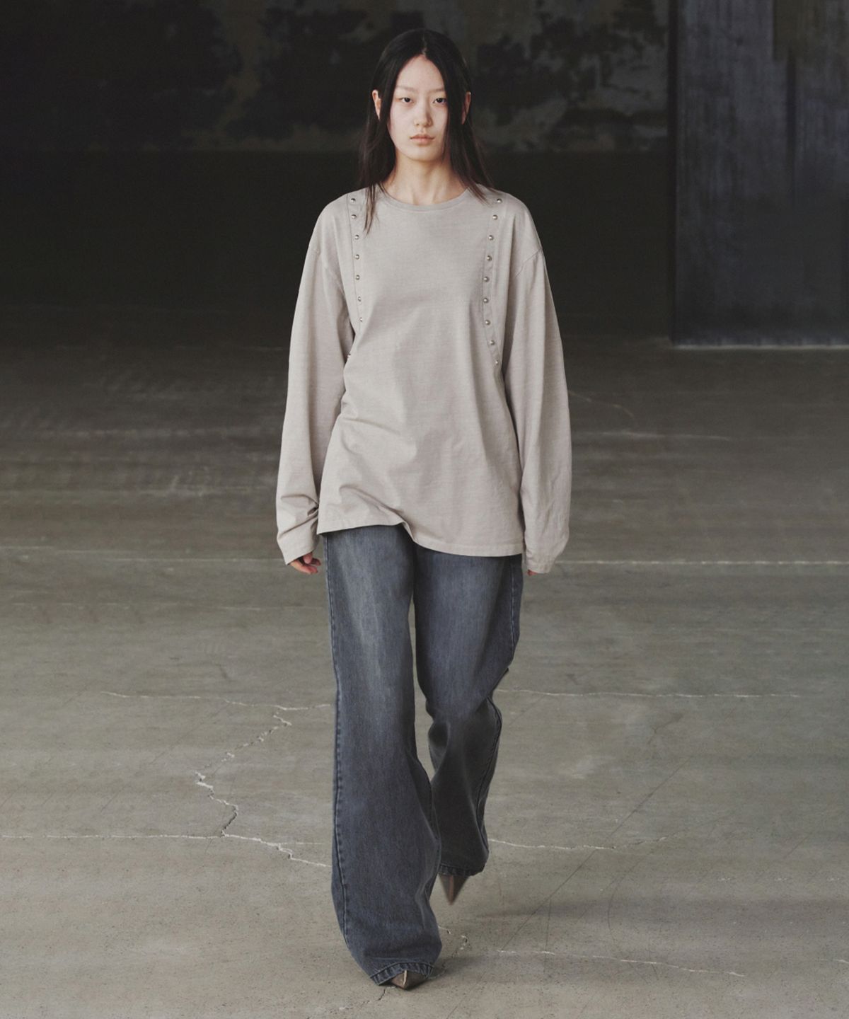 인사일런스 우먼(INSILENCE WOMEN) 스터드 롱슬리브 BEIGE