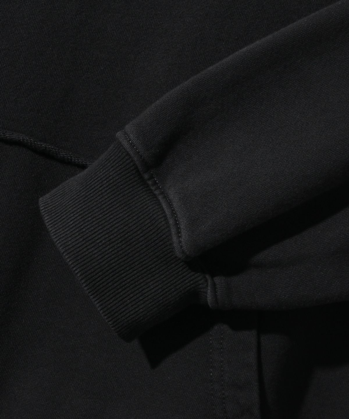 디미트리블랙(DIMITRI BLACK) VLAD 컷오프 아플리케 후드 티셔츠_블랙