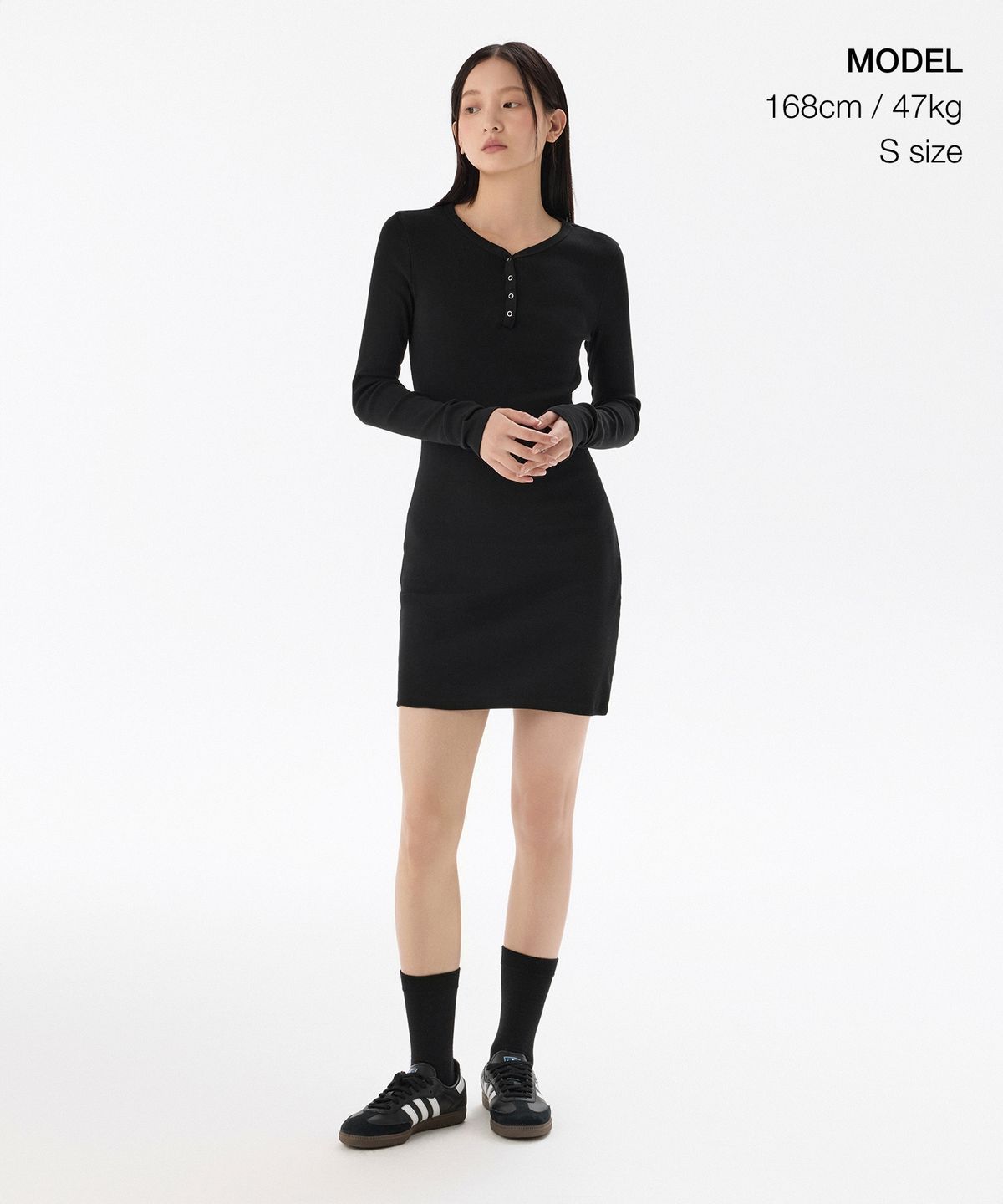 무신사 스탠다드 우먼(MUSINSA STANDARD WOMAN) 우먼즈 리브드 와이 넥 긴소매 미니 드레스 [블랙]