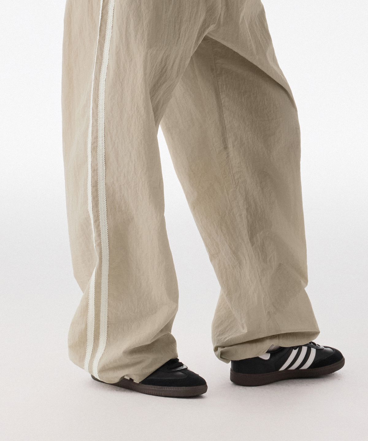 무신사 스탠다드 우먼(MUSINSA STANDARD WOMAN) 우먼즈 나일론 와이드 레이스 트랙 팬츠 [라이트 베이지]