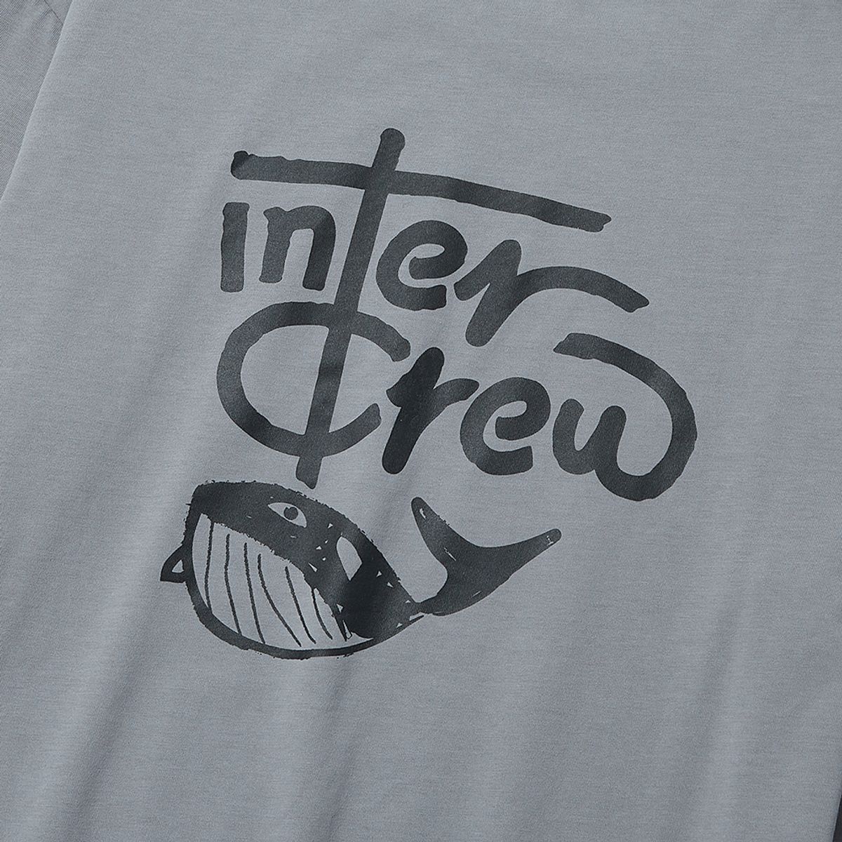 인터크루(INTERCREW) 뒷판 아트웍 장식 티셔츠 그레이 ITZ1TR02AGE