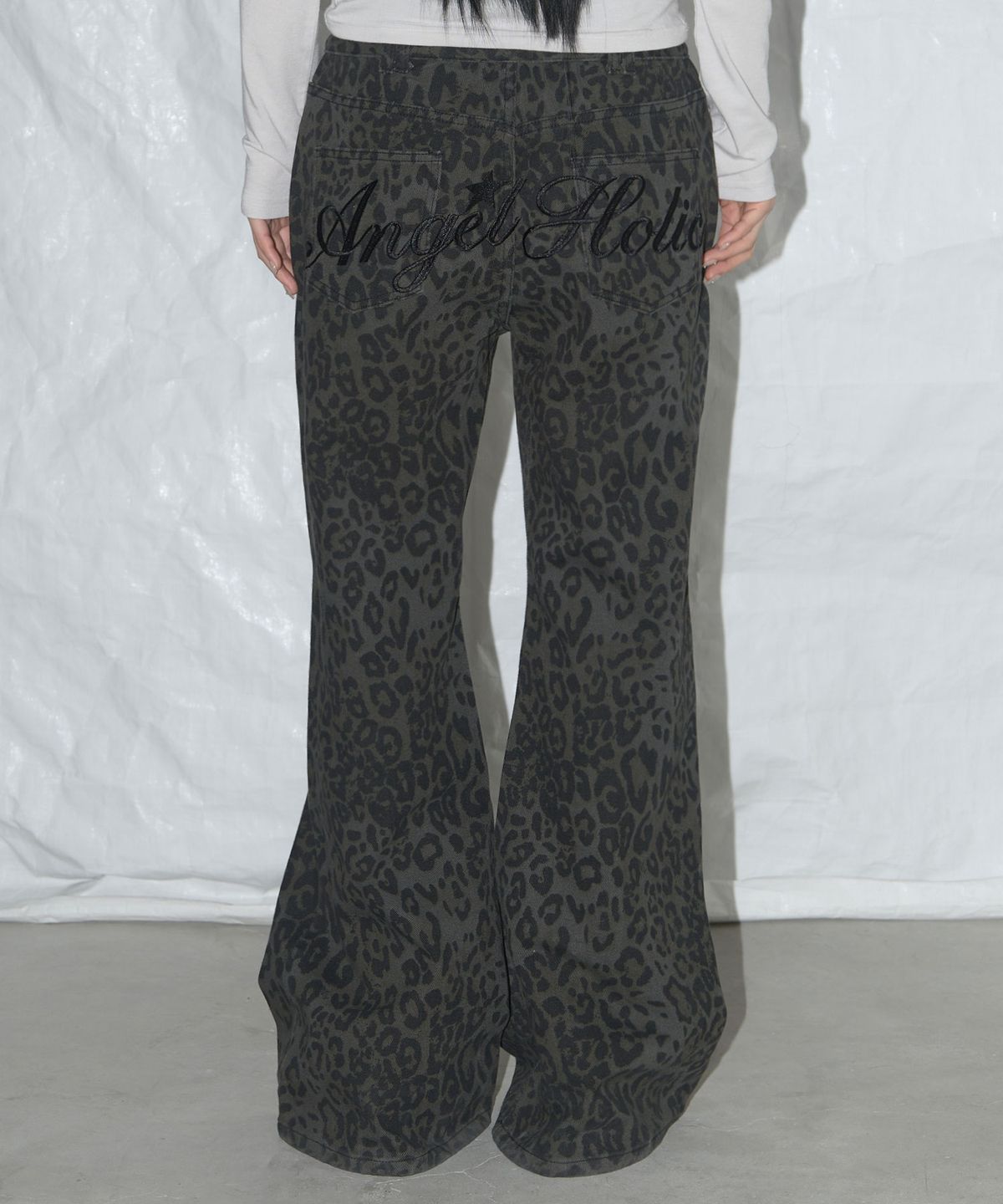 팬시클럽(FANCY CLUB) 레오파드 부츠컷 팬츠 (KHAKI GRAY) F25QD892