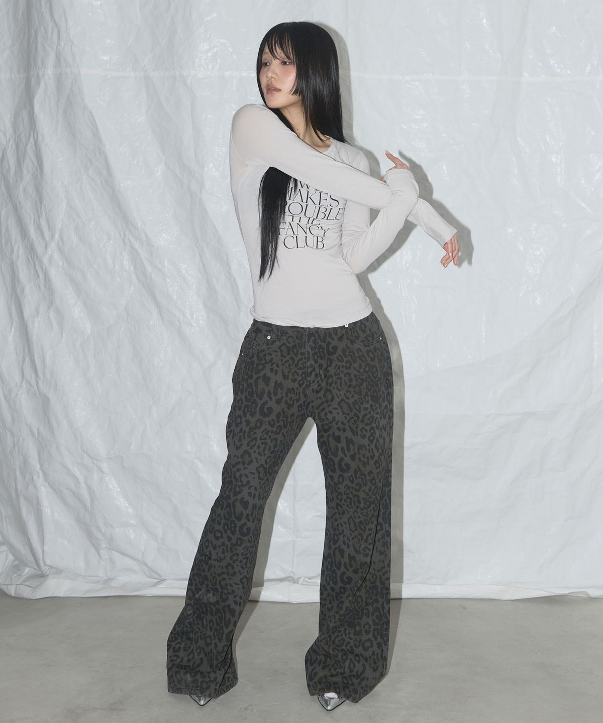 팬시클럽(FANCY CLUB) 레오파드 부츠컷 팬츠 (KHAKI GRAY) F25QD892