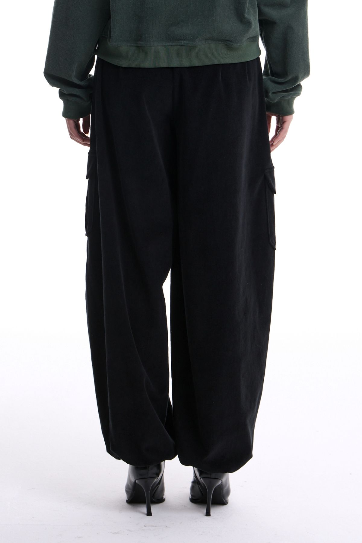 칠 하나 투 구육(71TO96) Front Pin-Tuck Corduroy Pants (Black)