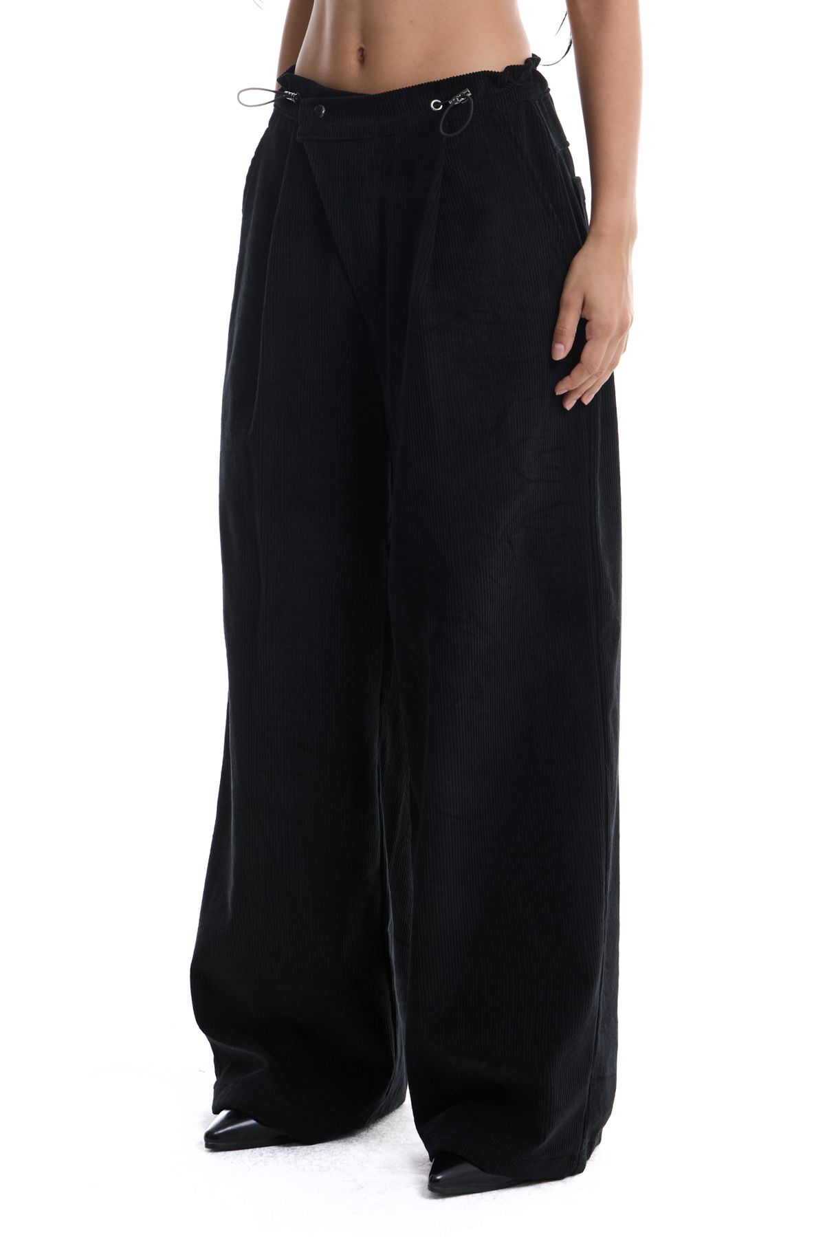 칠 하나 투 구육(71TO96) Daenggi Oblique Corduroy Pants (Black)