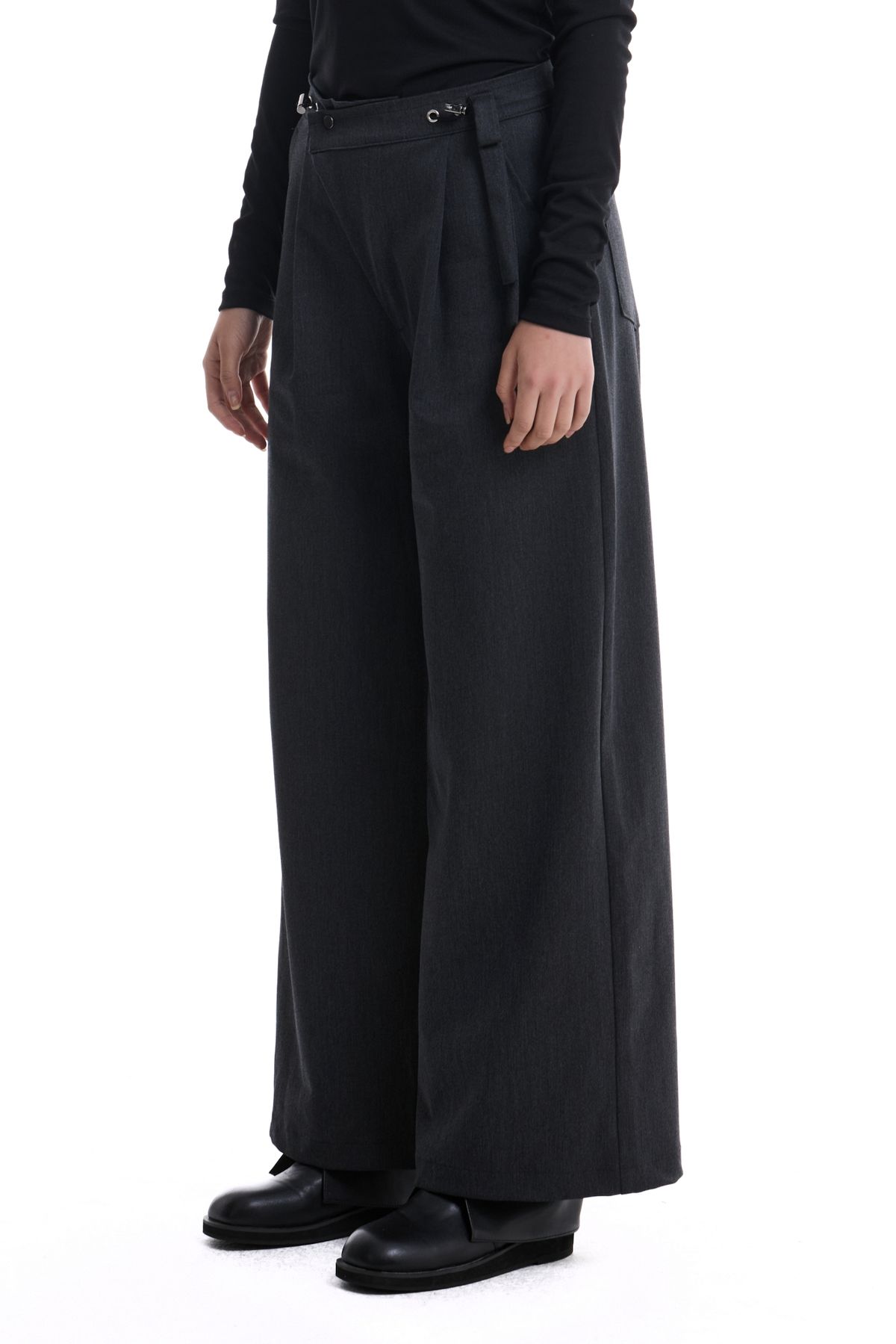 칠 하나 투 구육(71TO96) Daenggi Oblique Wool Pants (Charcoal)