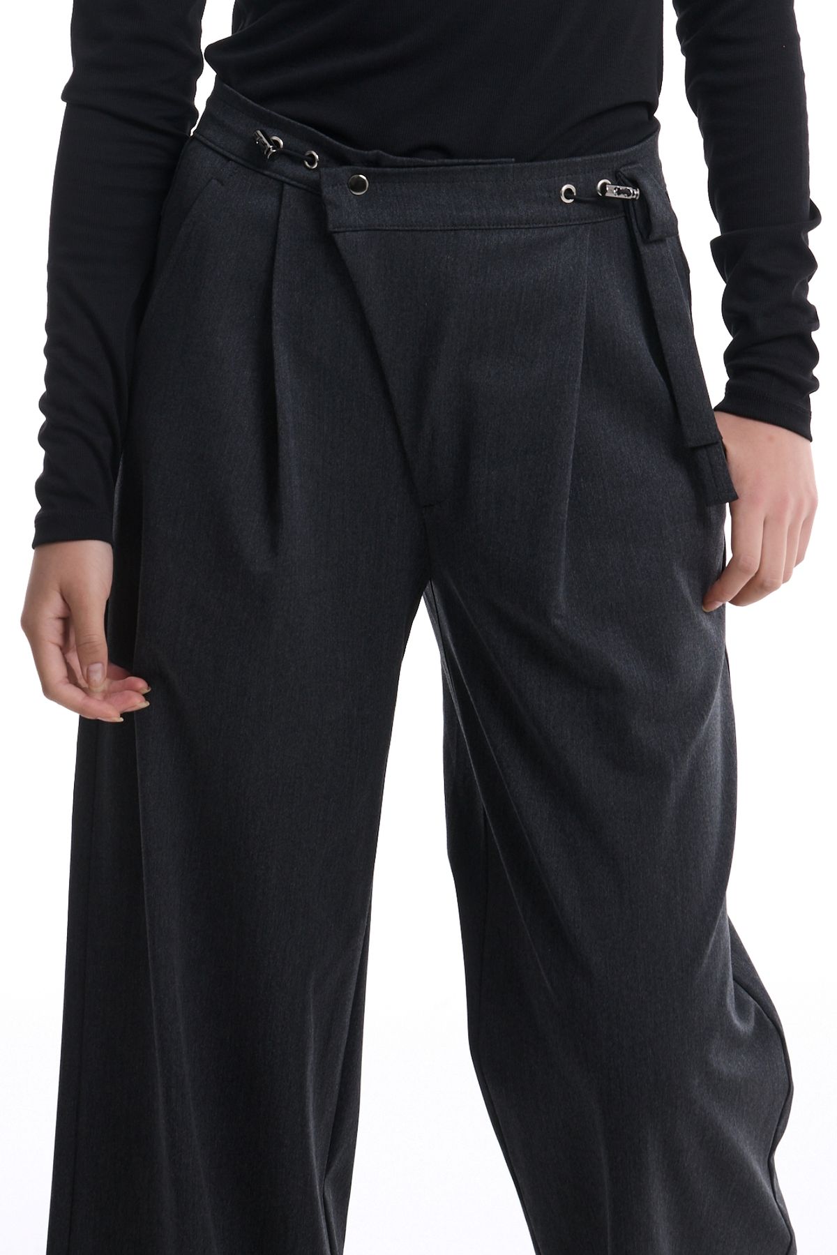칠 하나 투 구육(71TO96) Daenggi Oblique Wool Pants (Charcoal)