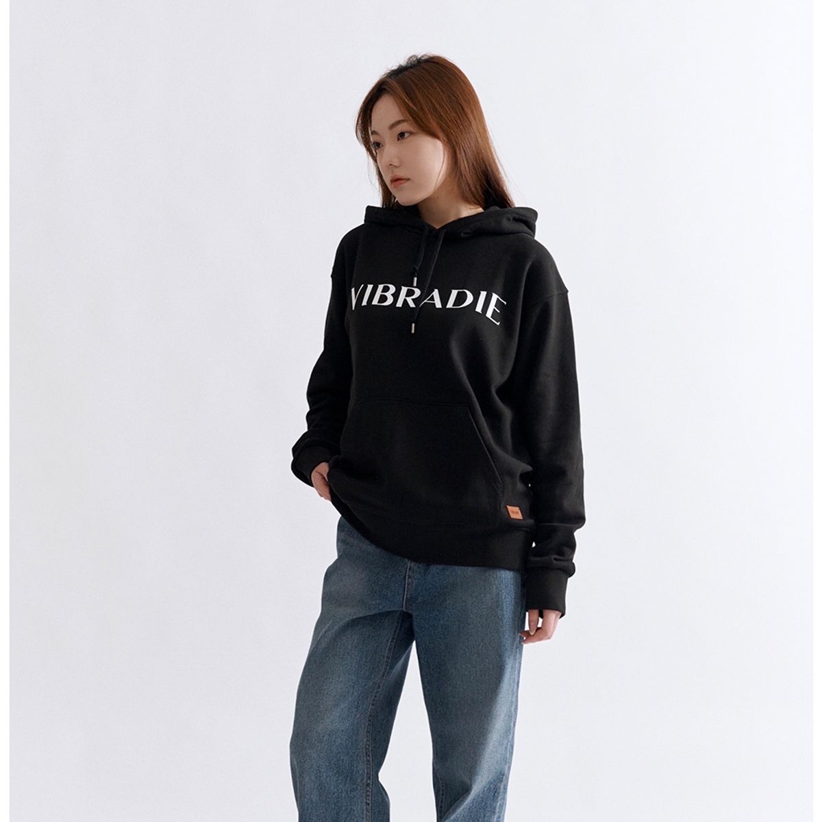 바이브라디(VIBRADIE) VB 여성 로고 블랙 후드티