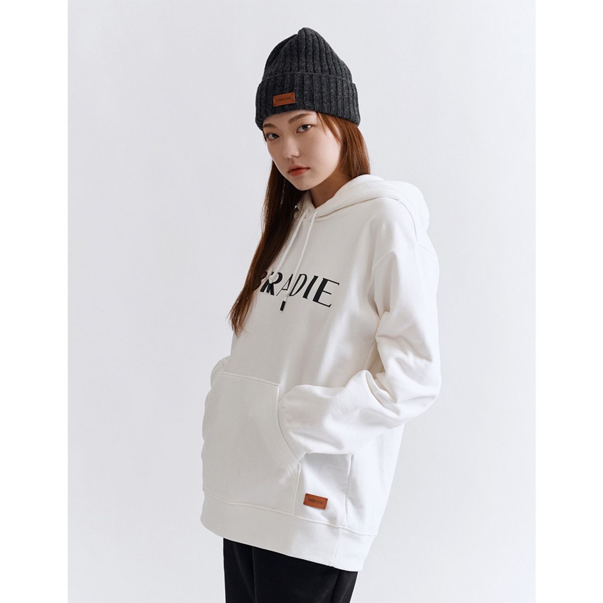 바이브라디(VIBRADIE) VB 여성 로고 화이트 후드티