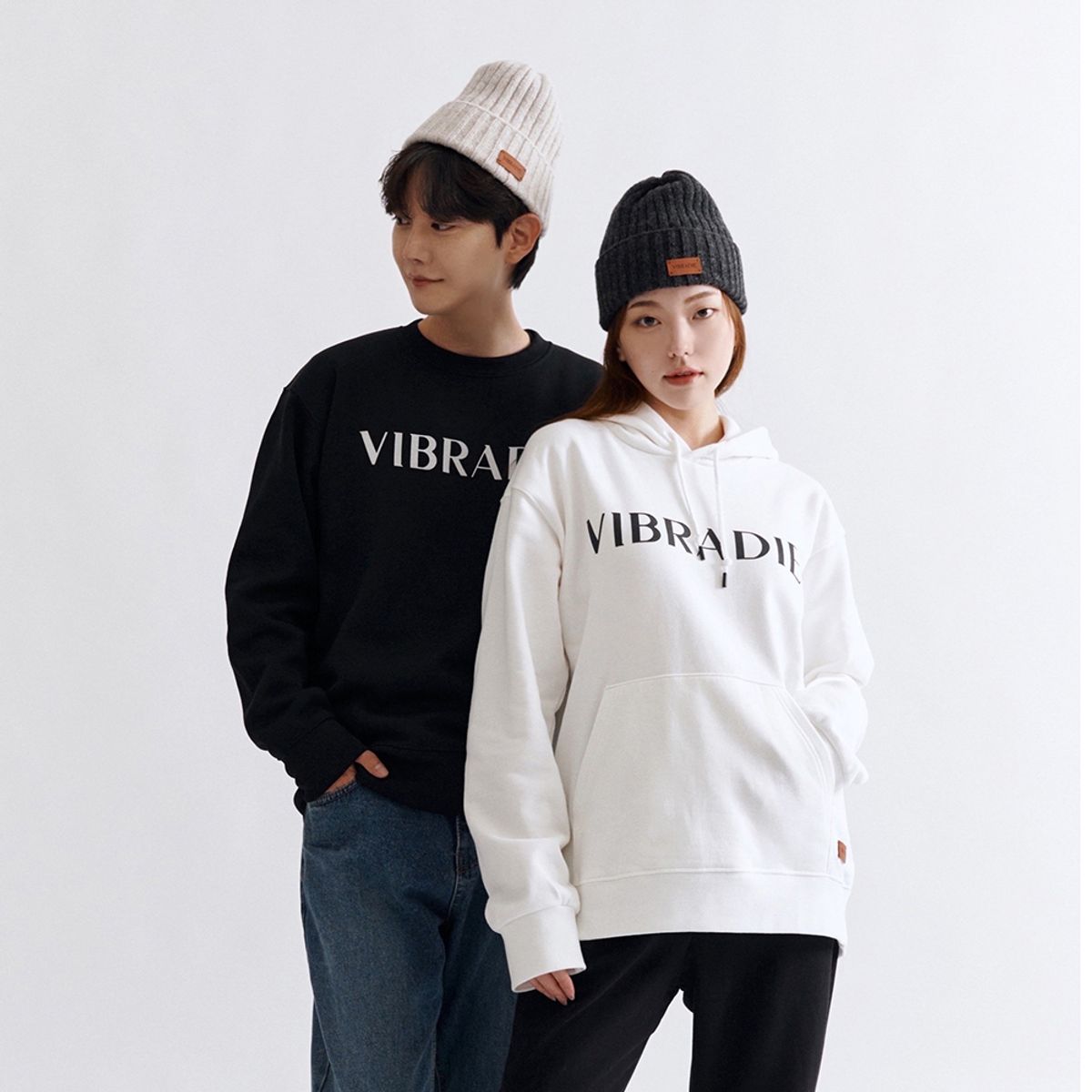 바이브라디(VIBRADIE) VB 여성 로고 화이트 후드티