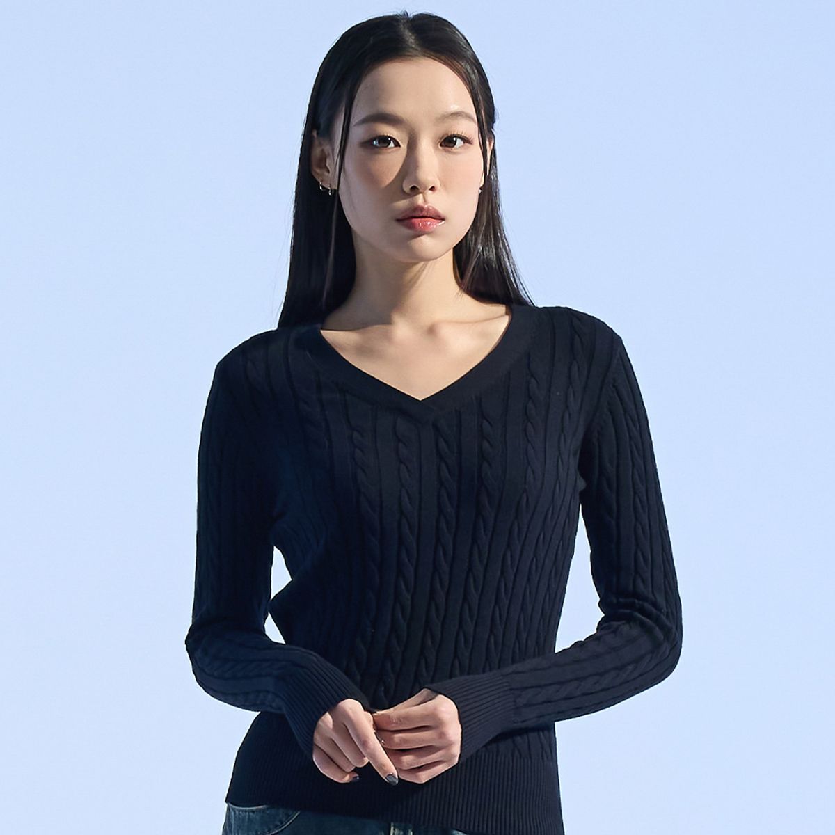모아(MOAA) Cable Knit V-Neck Sweater (BLACK)
