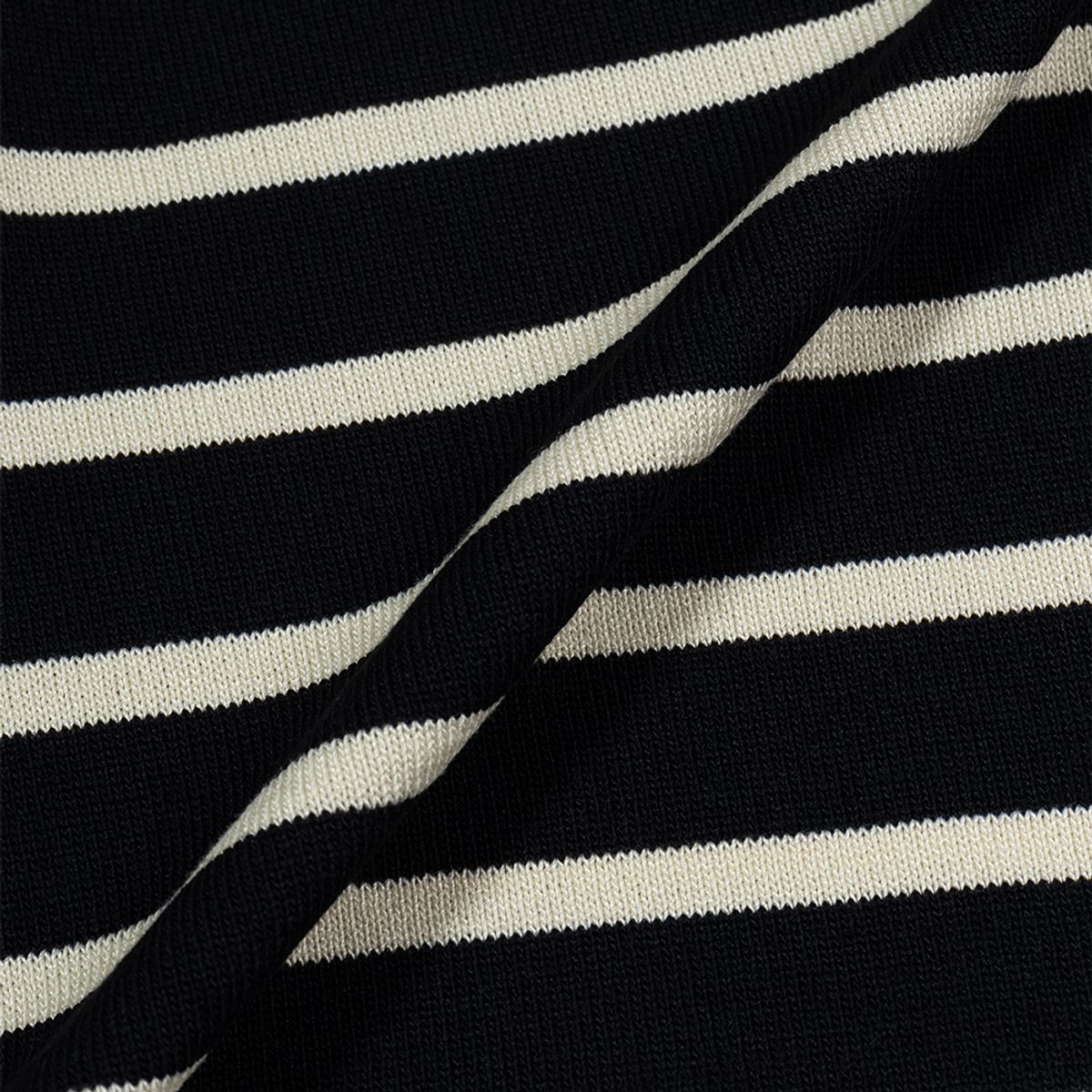 모아(MOAA) Striped Cropped Button Cardigan (NAVY) inner set